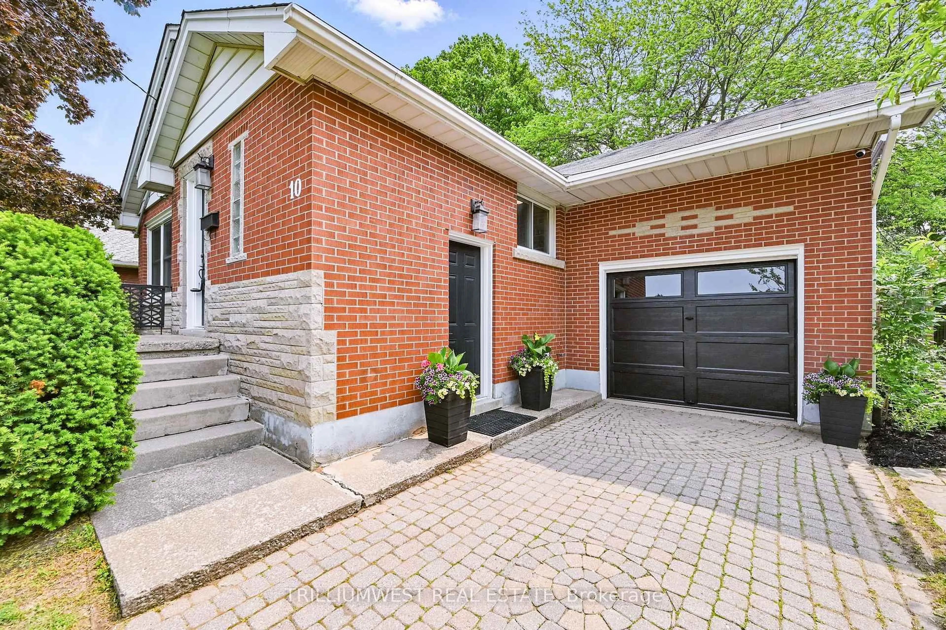 Home with brick exterior material, street for 10 Glenwood Ave, Grimsby Ontario L3M 3V7