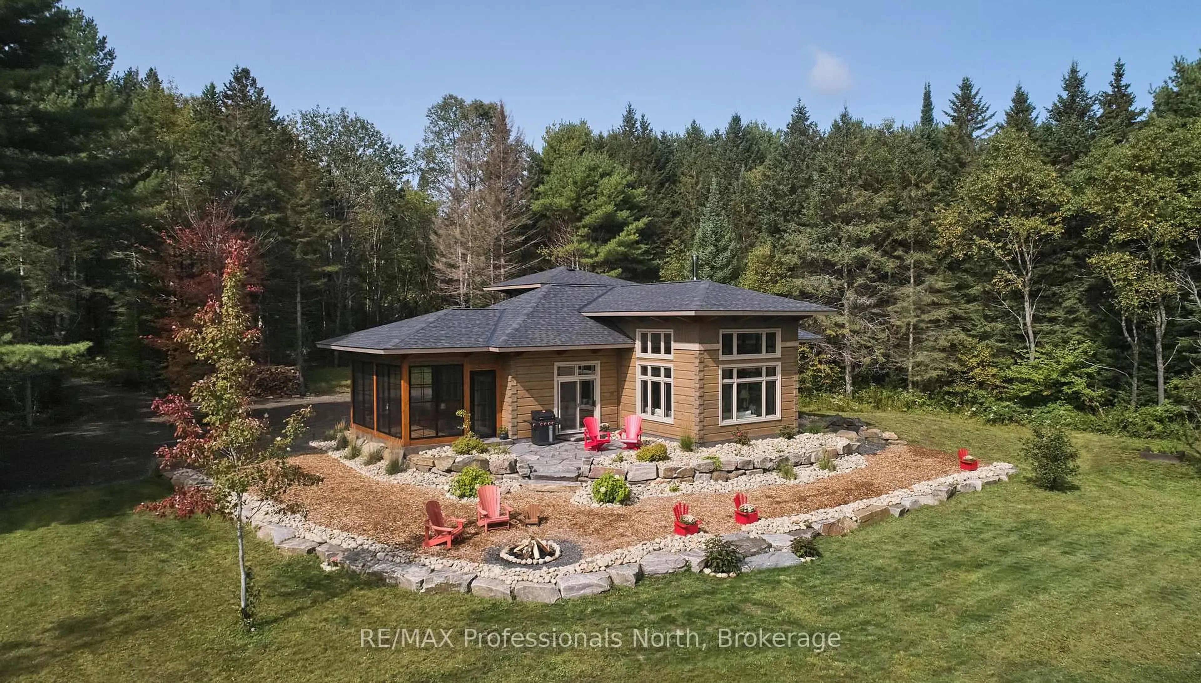 Home with brick exterior material, building for 203 Bonnell Rd, Bracebridge Ontario P1L 0M1