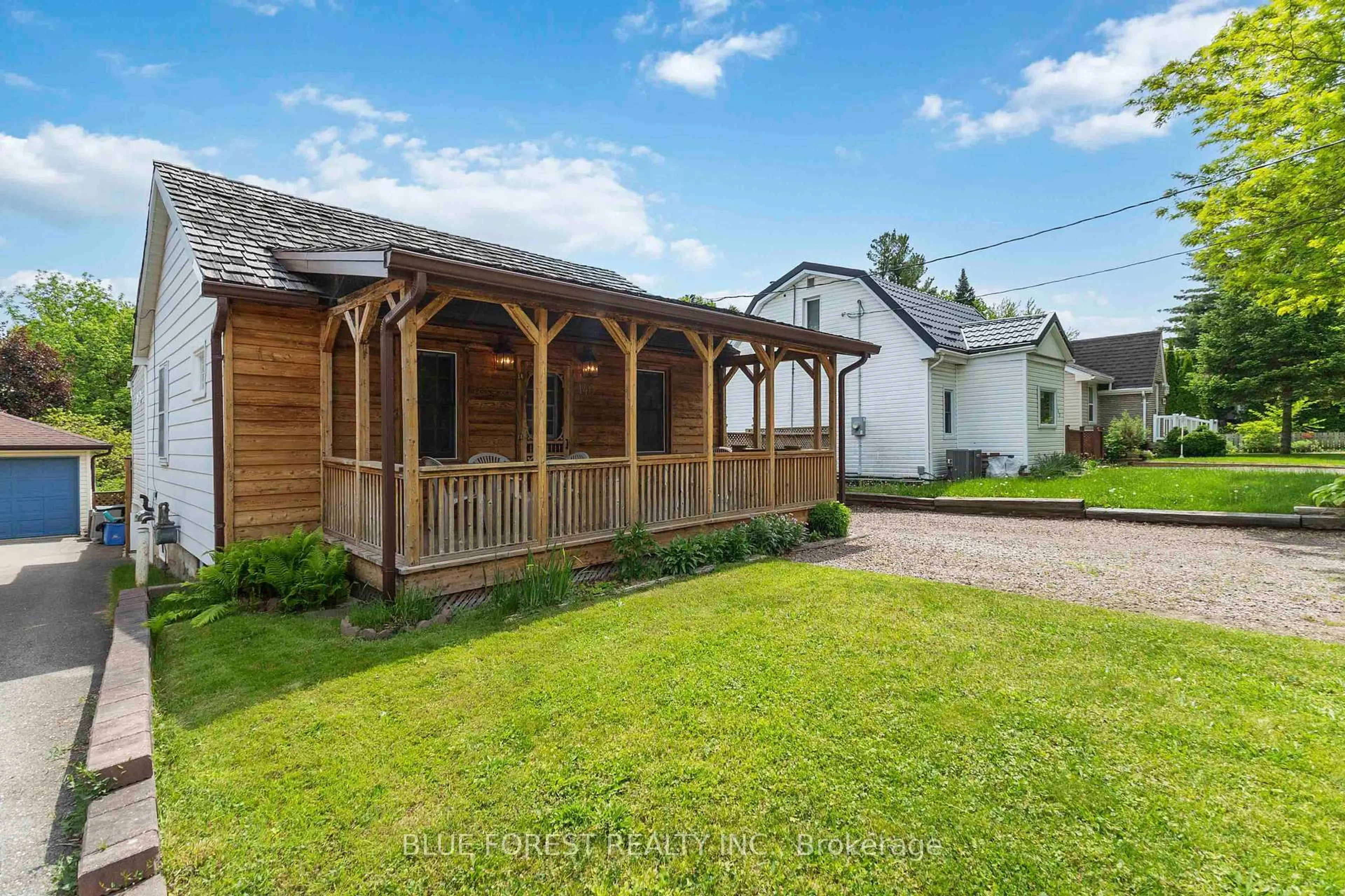 A pic from outside/outdoor area/front of a property/back of a property/a pic from drone, unknown for 140 Emerson Ave, London South Ontario N5Z 3L6