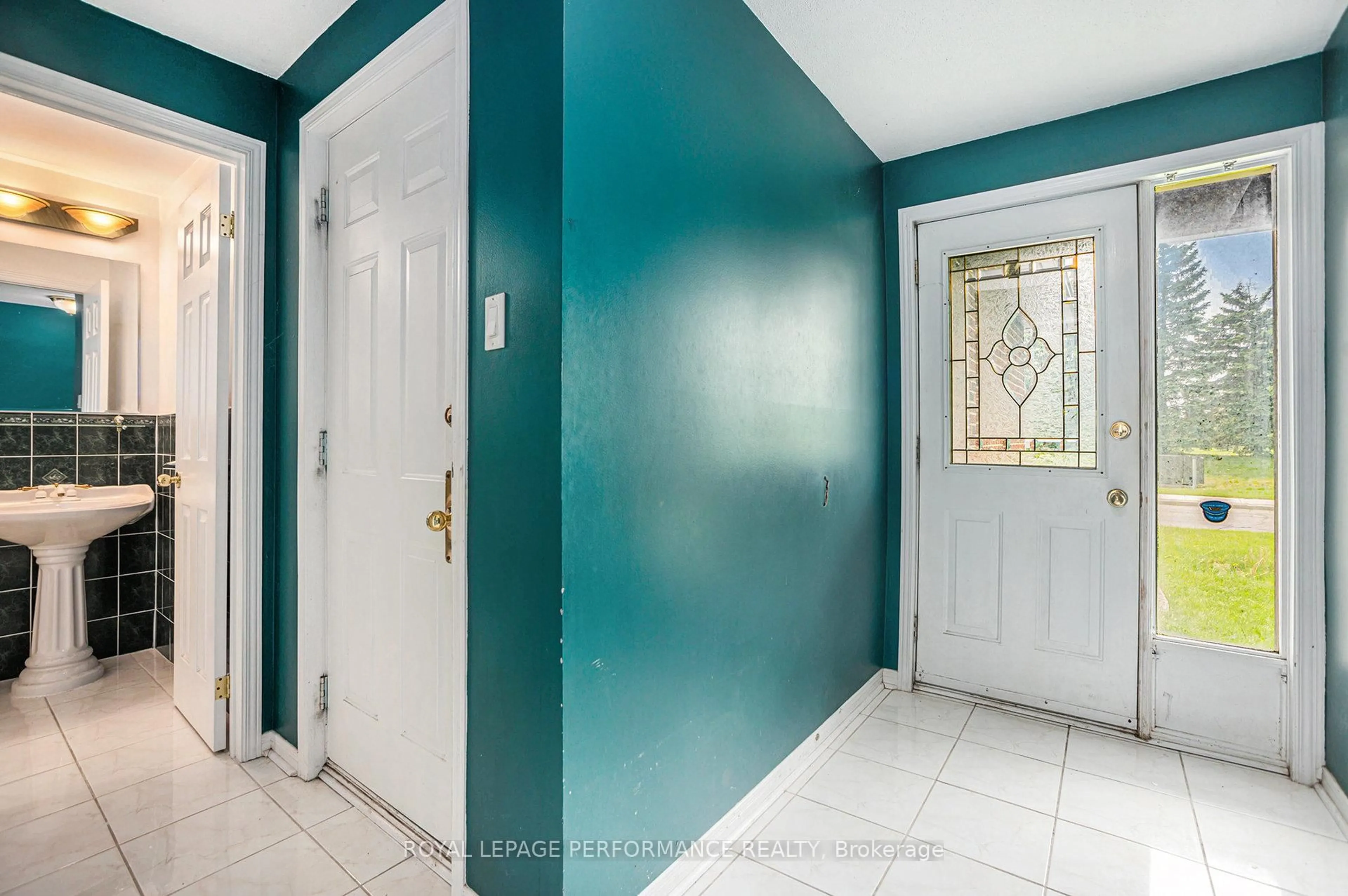 Indoor entryway for 3 Four Seasons Dr, Ottawa Ontario K2E 7P7