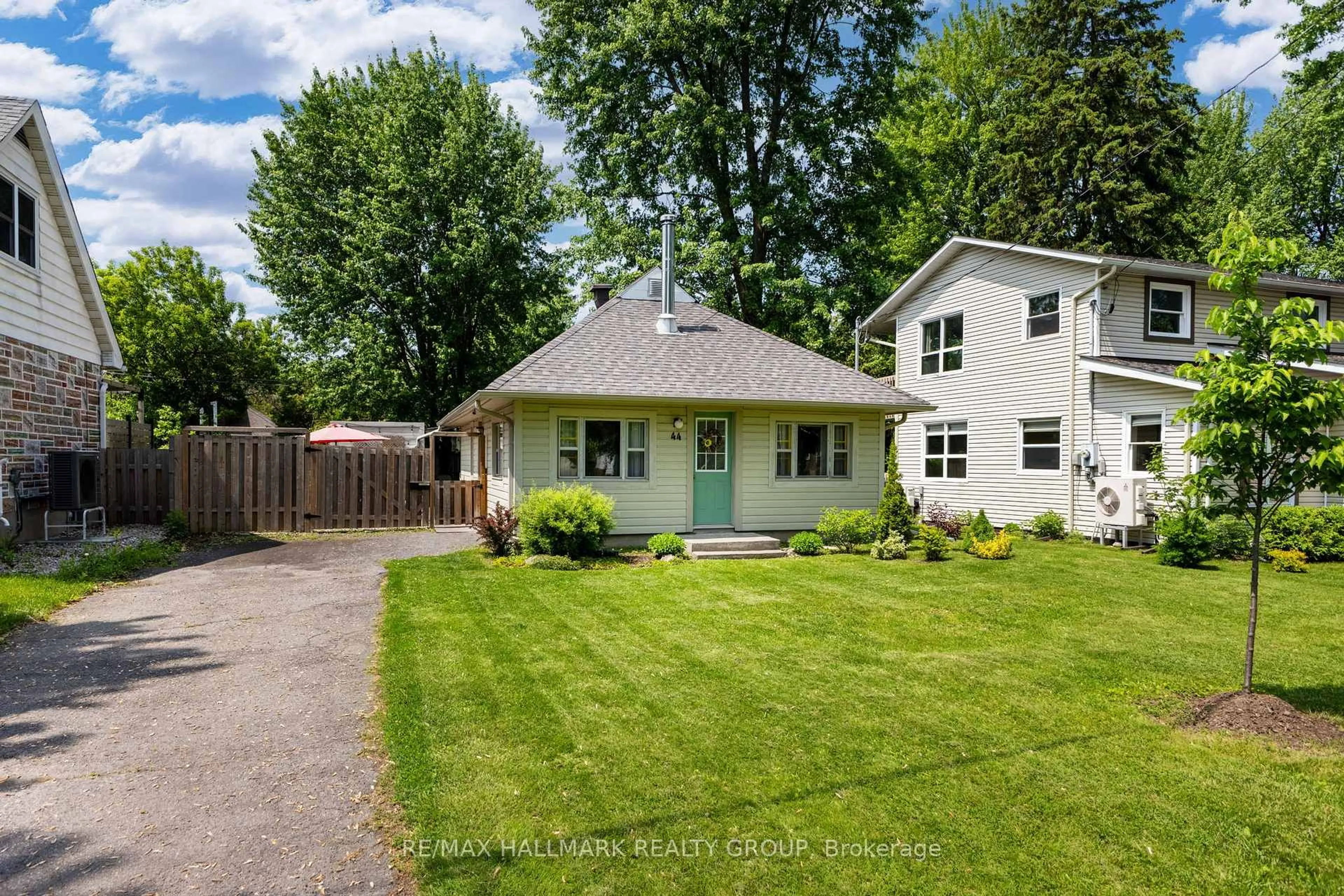 A pic from outside/outdoor area/front of a property/back of a property/a pic from drone, street for 44 Kempster Ave, Ottawa Ontario K2B 6M1