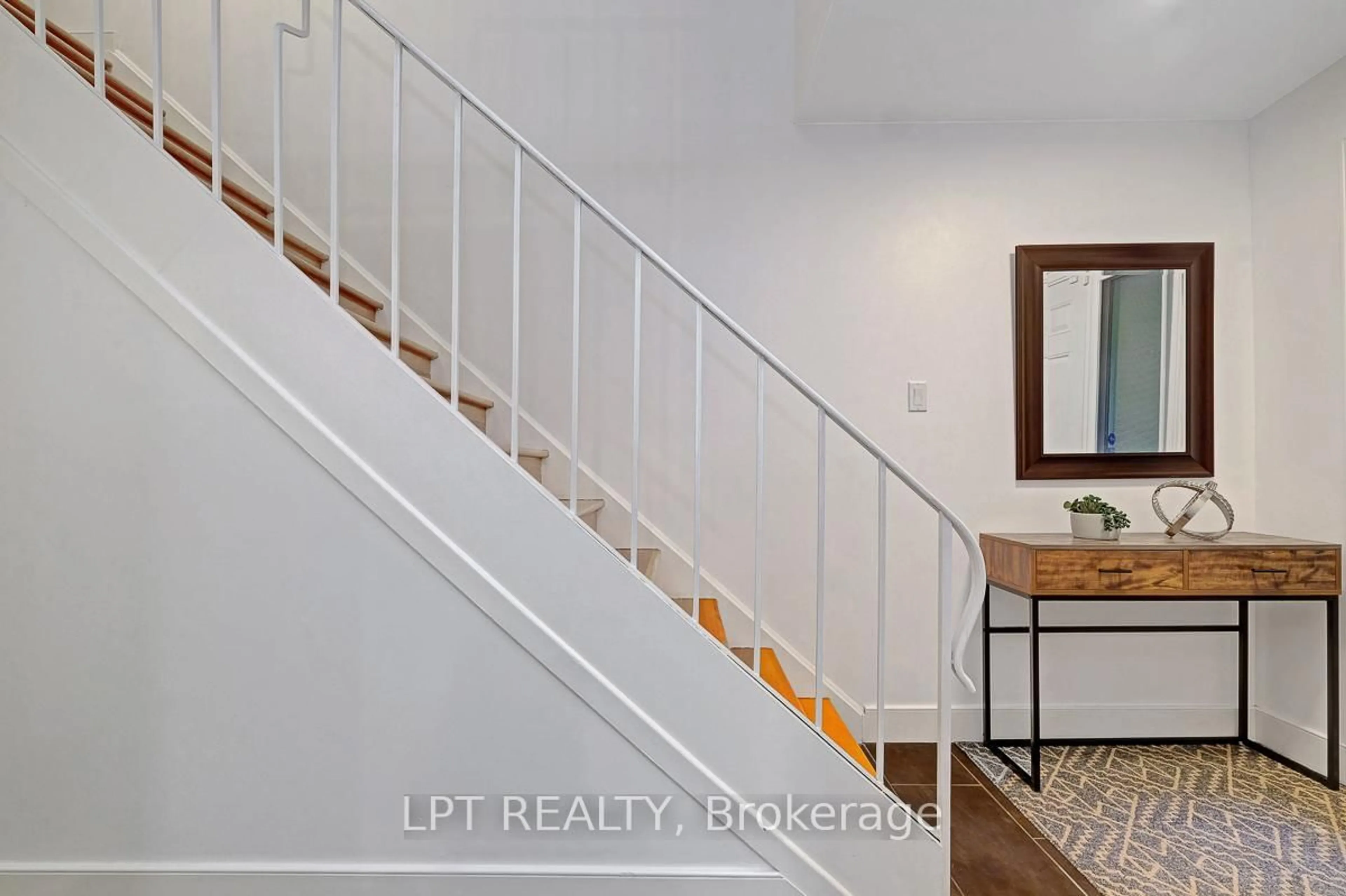 Indoor entryway for 3310 Southgate Rd #236, Ottawa Ontario K1V 8X4