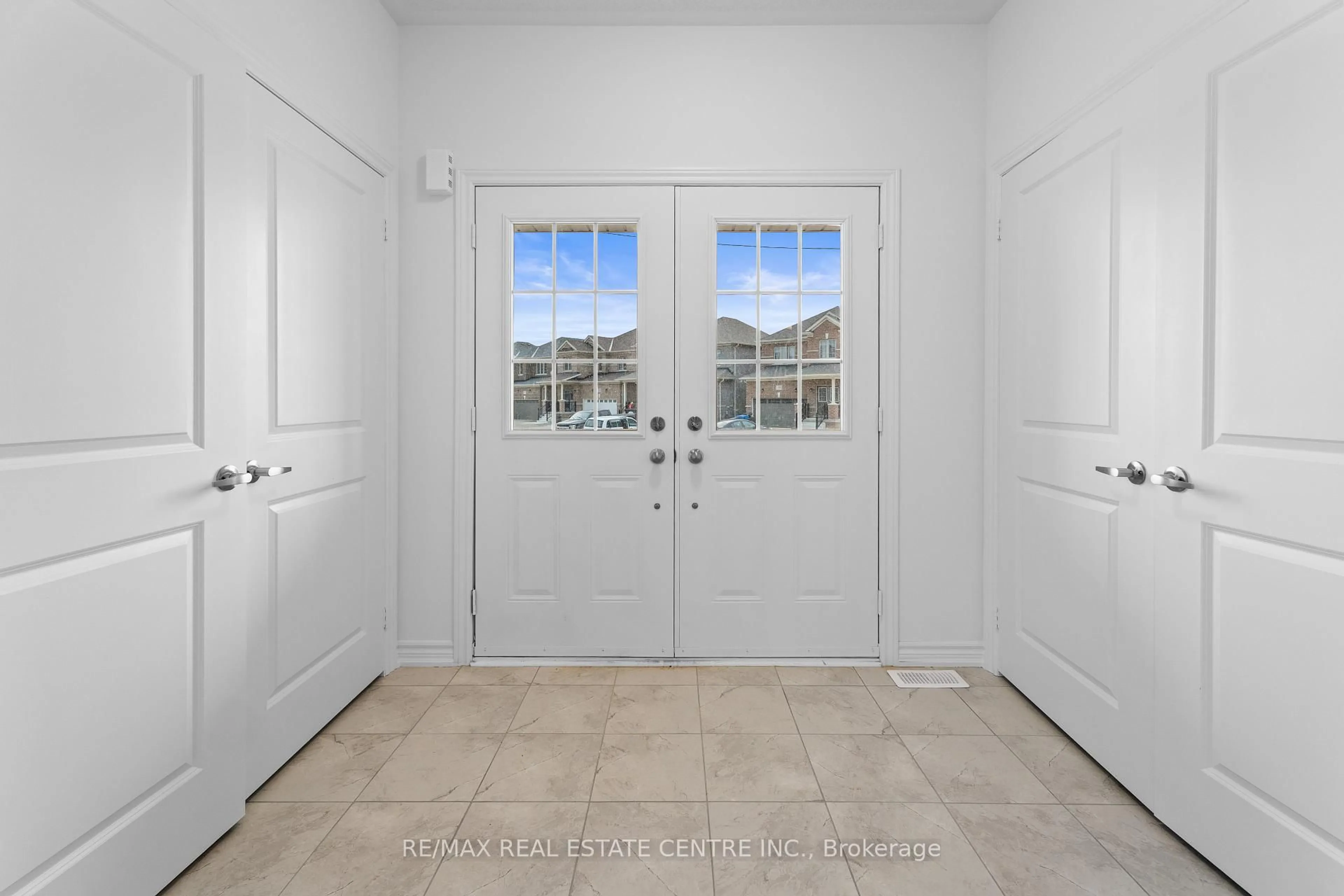Indoor entryway for 335 Russell St, Southgate Ontario N0C 1B0