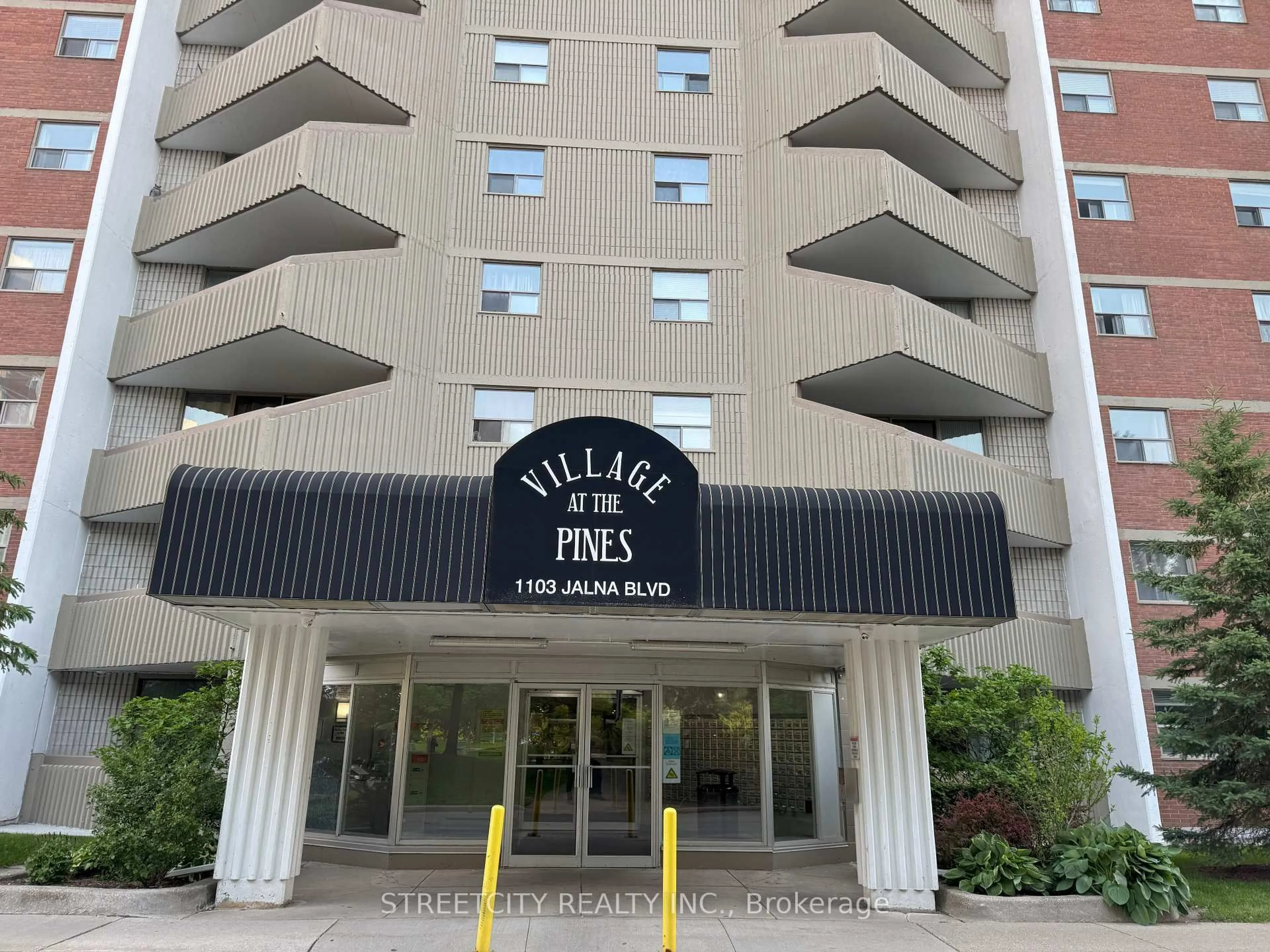 Indoor foyer for 1103 Jalna Blvd #1411, London South Ontario N6E 2W8