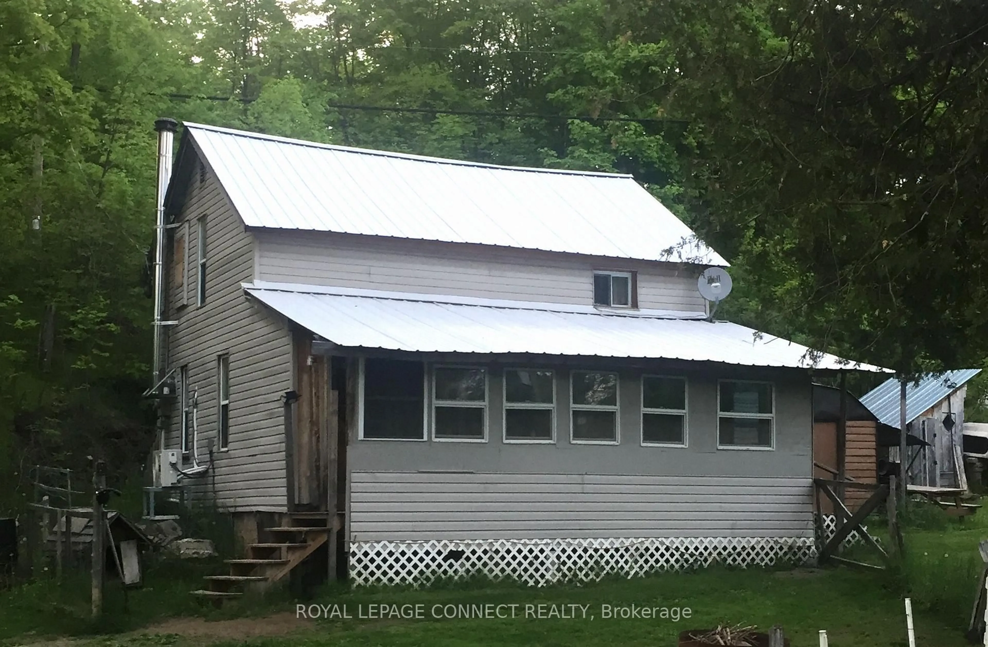 Home with vinyl exterior material, building for 1256 Elm Tree Rd, Arden Ontario K0H 1B0