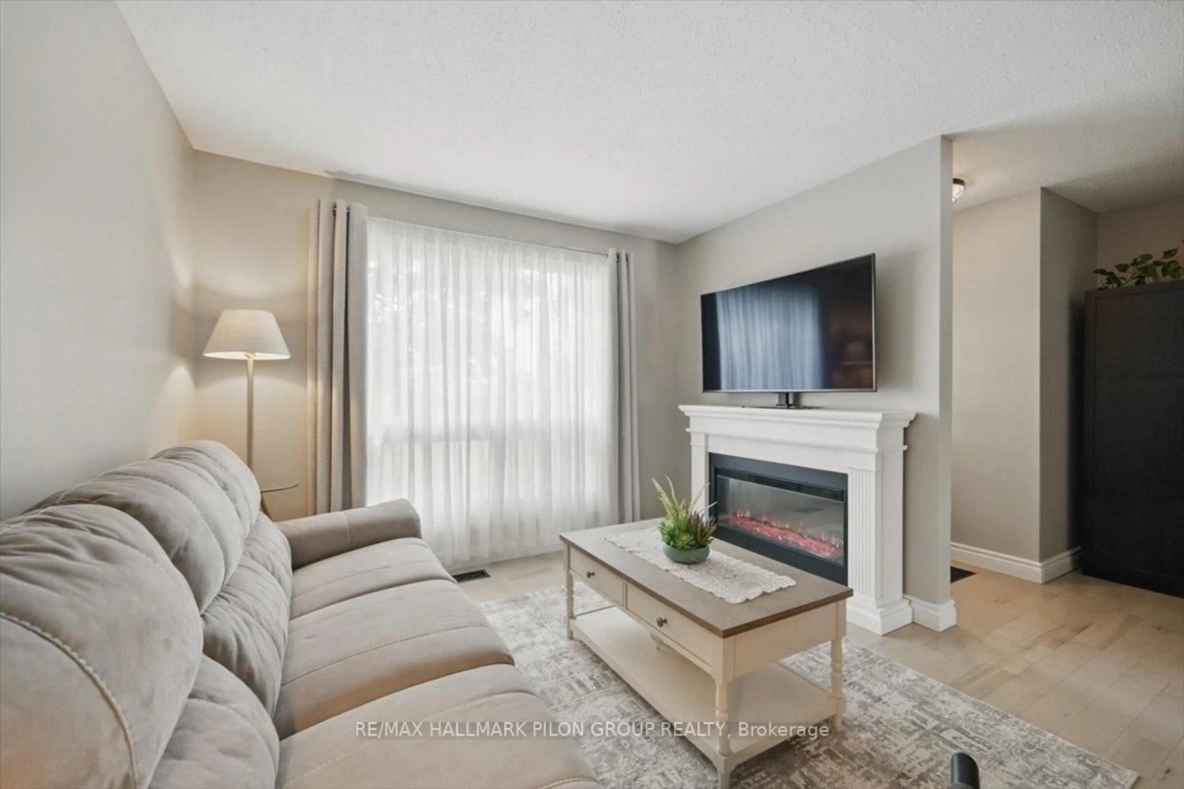 Living room with furniture, unknown for 1358 Bakker Crt, Orleans Ontario K1C 2K4