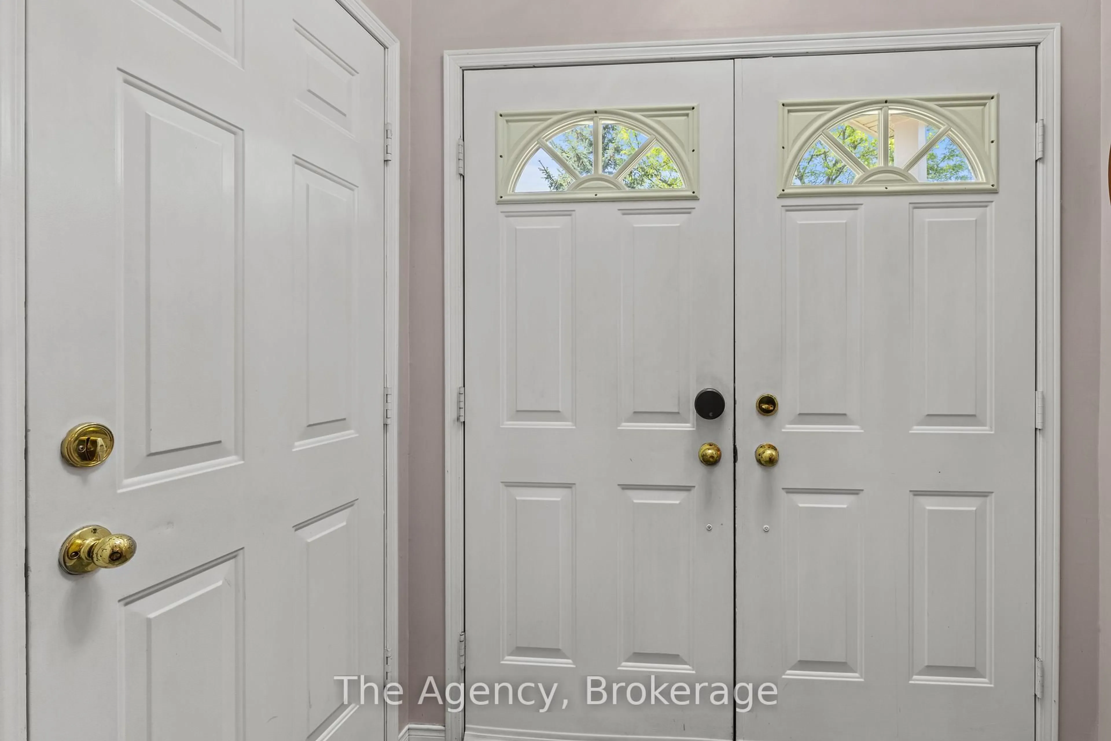 Indoor entryway for 6 Madison Crt, Welland Ontario L3C 7G3