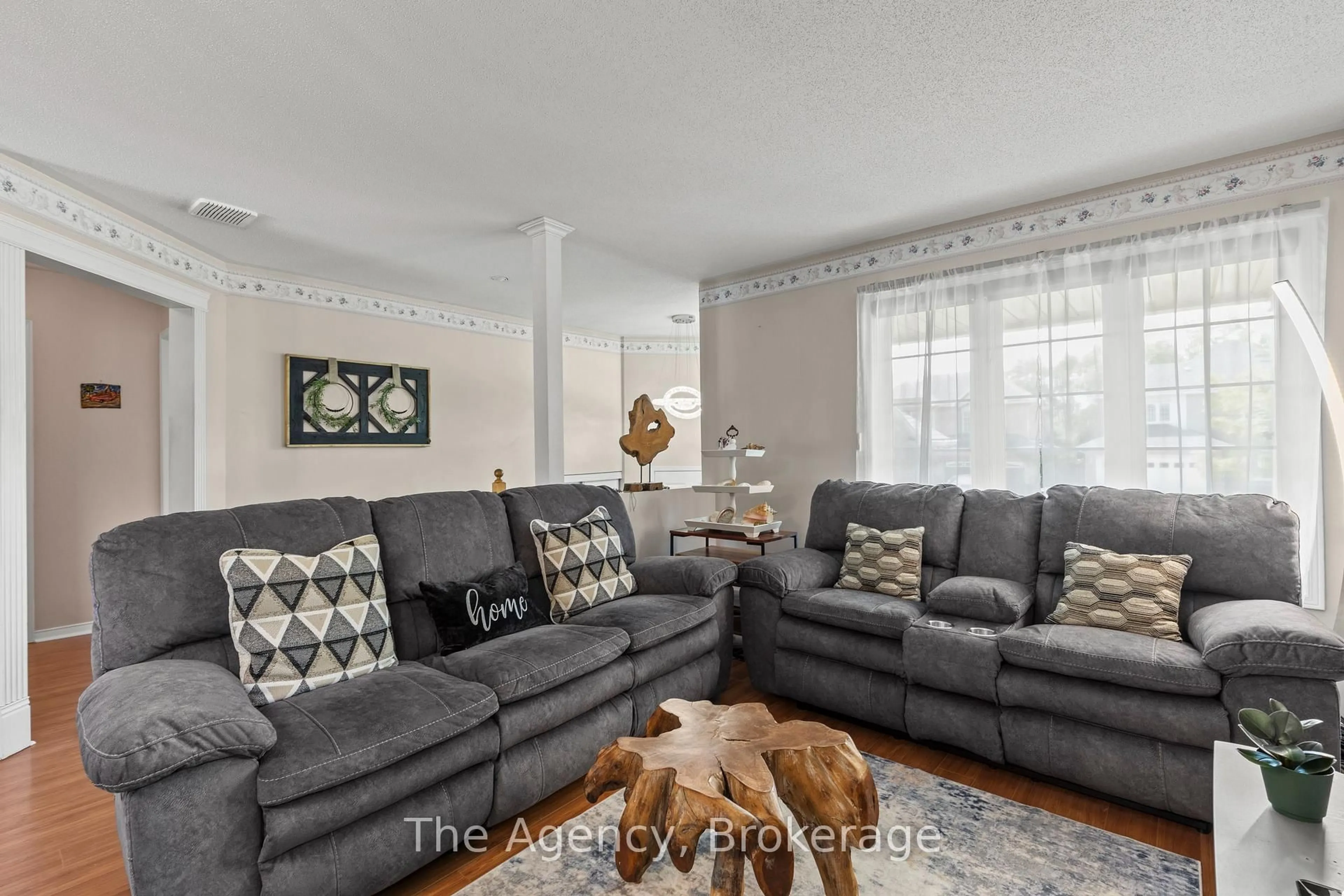 Living room with furniture, unknown for 6 Madison Crt, Welland Ontario L3C 7G3