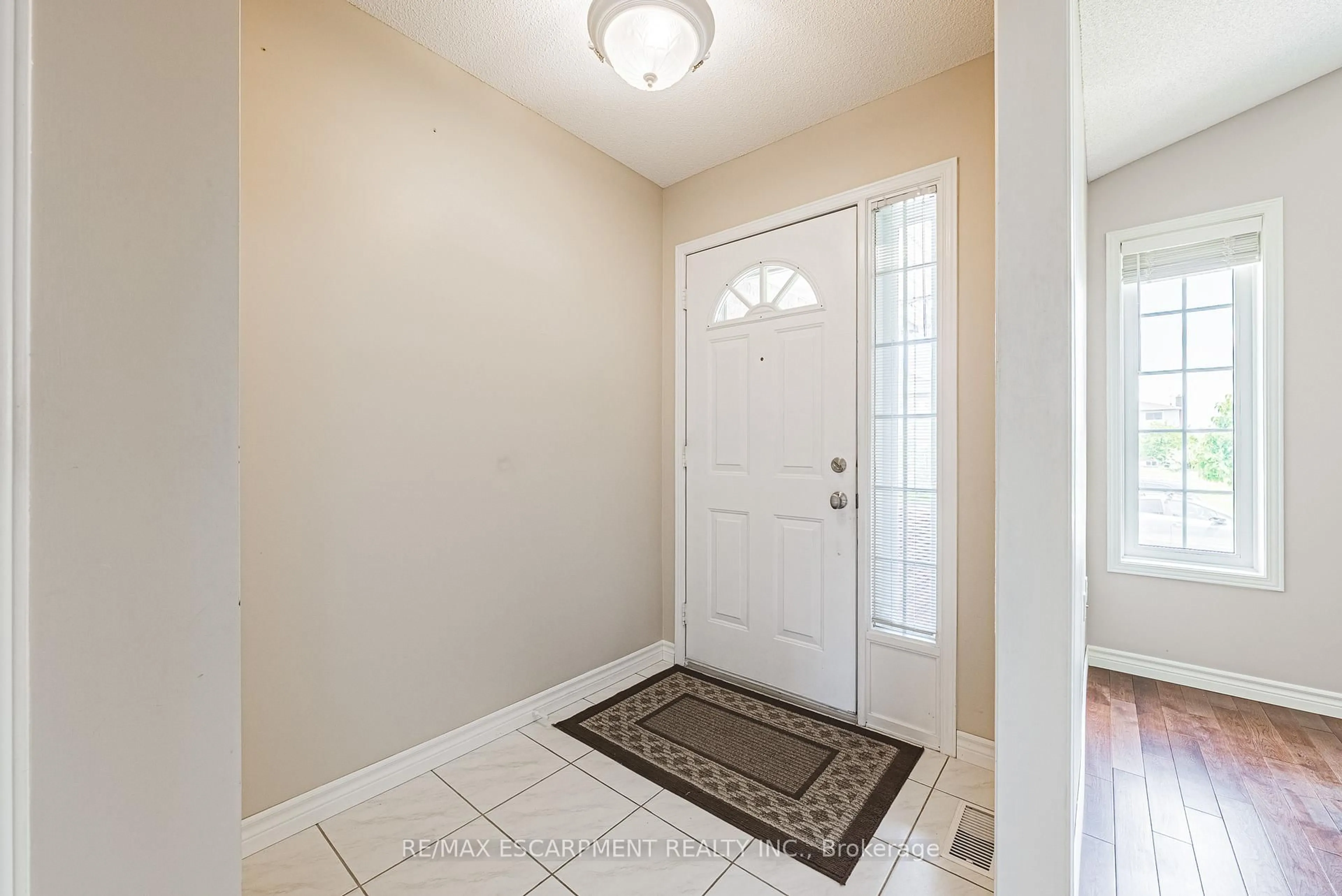 Indoor entryway for 134 Fieldway Dr, Hamilton Ontario L9A 2L6