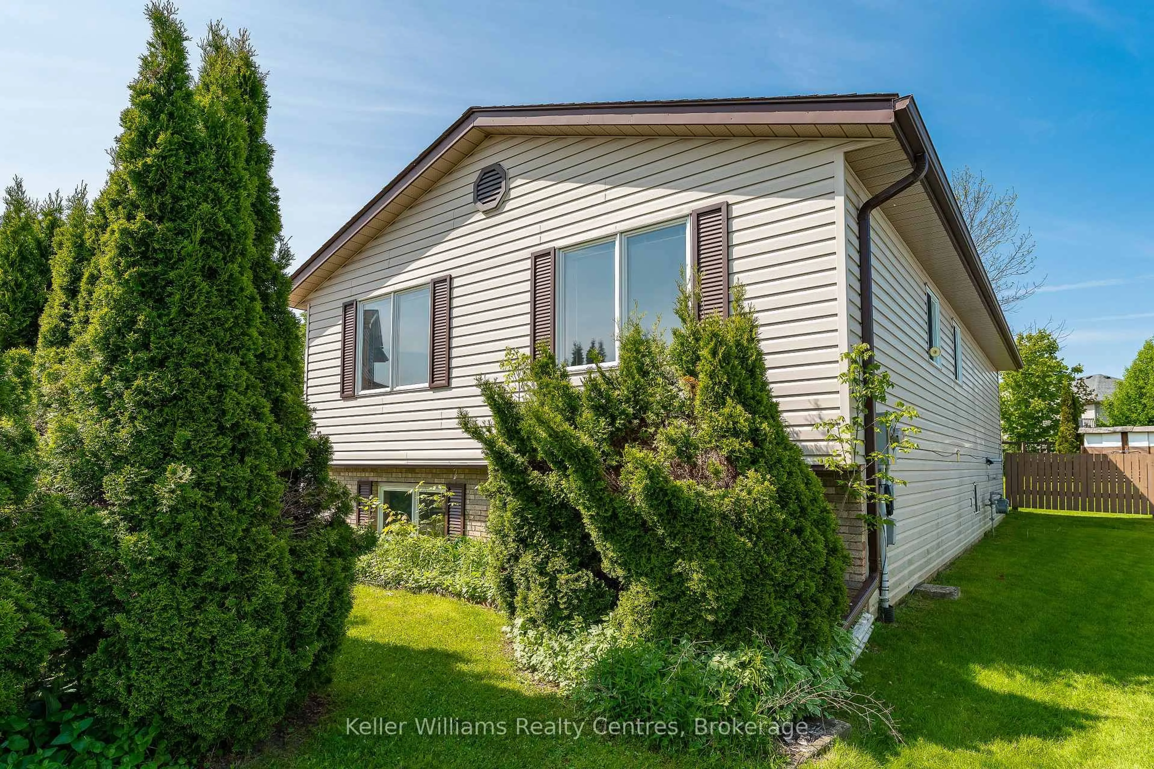 Home with vinyl exterior material, street for 859 26th St, Owen Sound Ontario N4K 6T4
