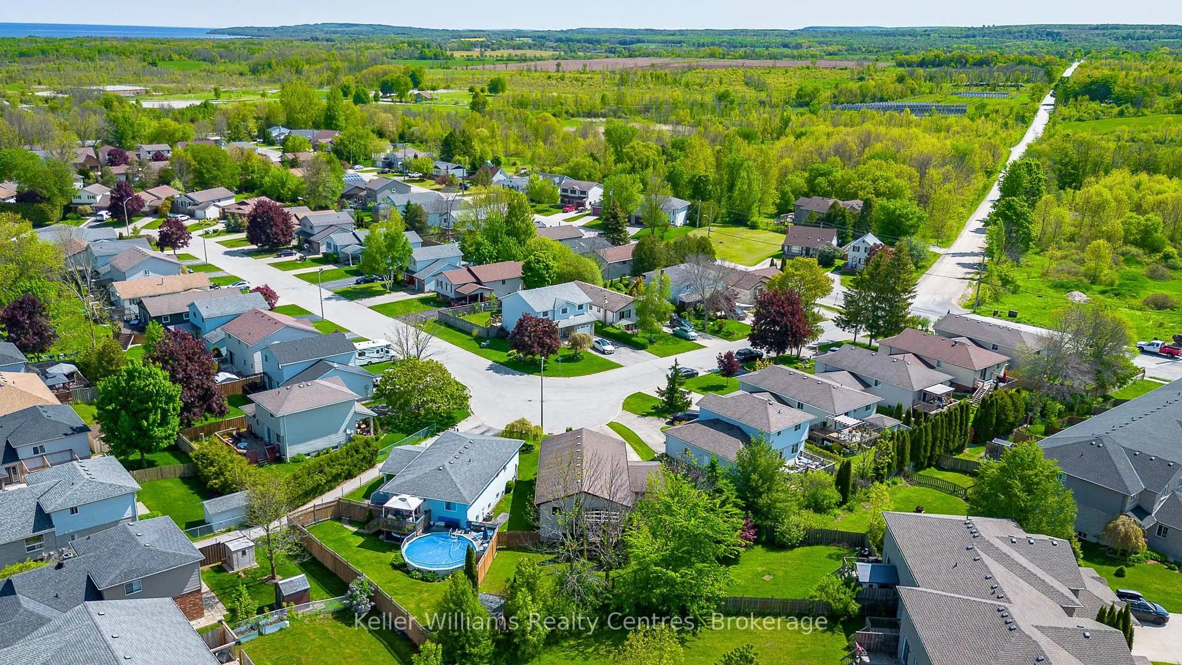 A pic from outside/outdoor area/front of a property/back of a property/a pic from drone, street for 859 26th St, Owen Sound Ontario N4K 6T4