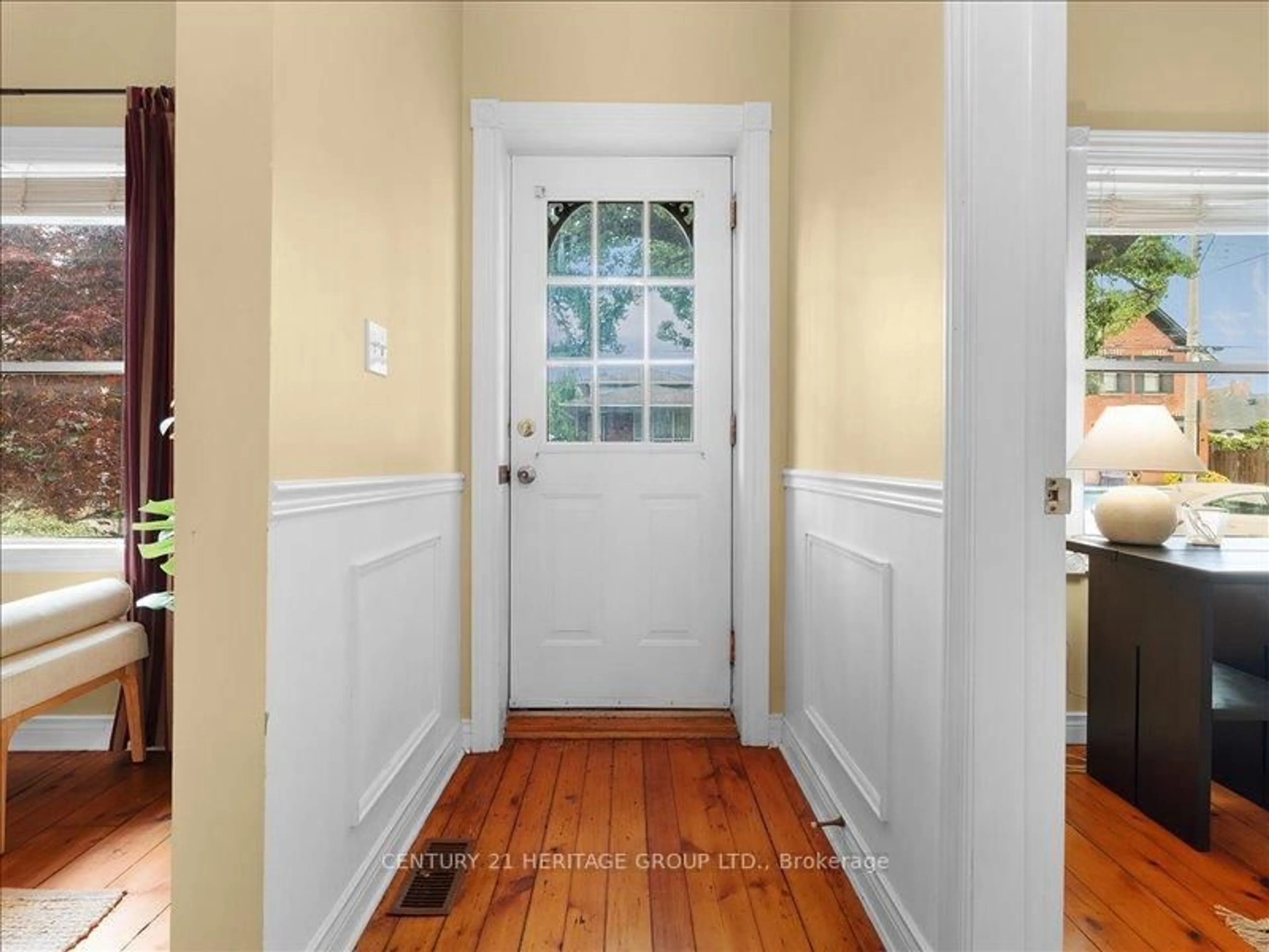 Indoor entryway for 50 Ferrie St, Hamilton Ontario L8L 1C7