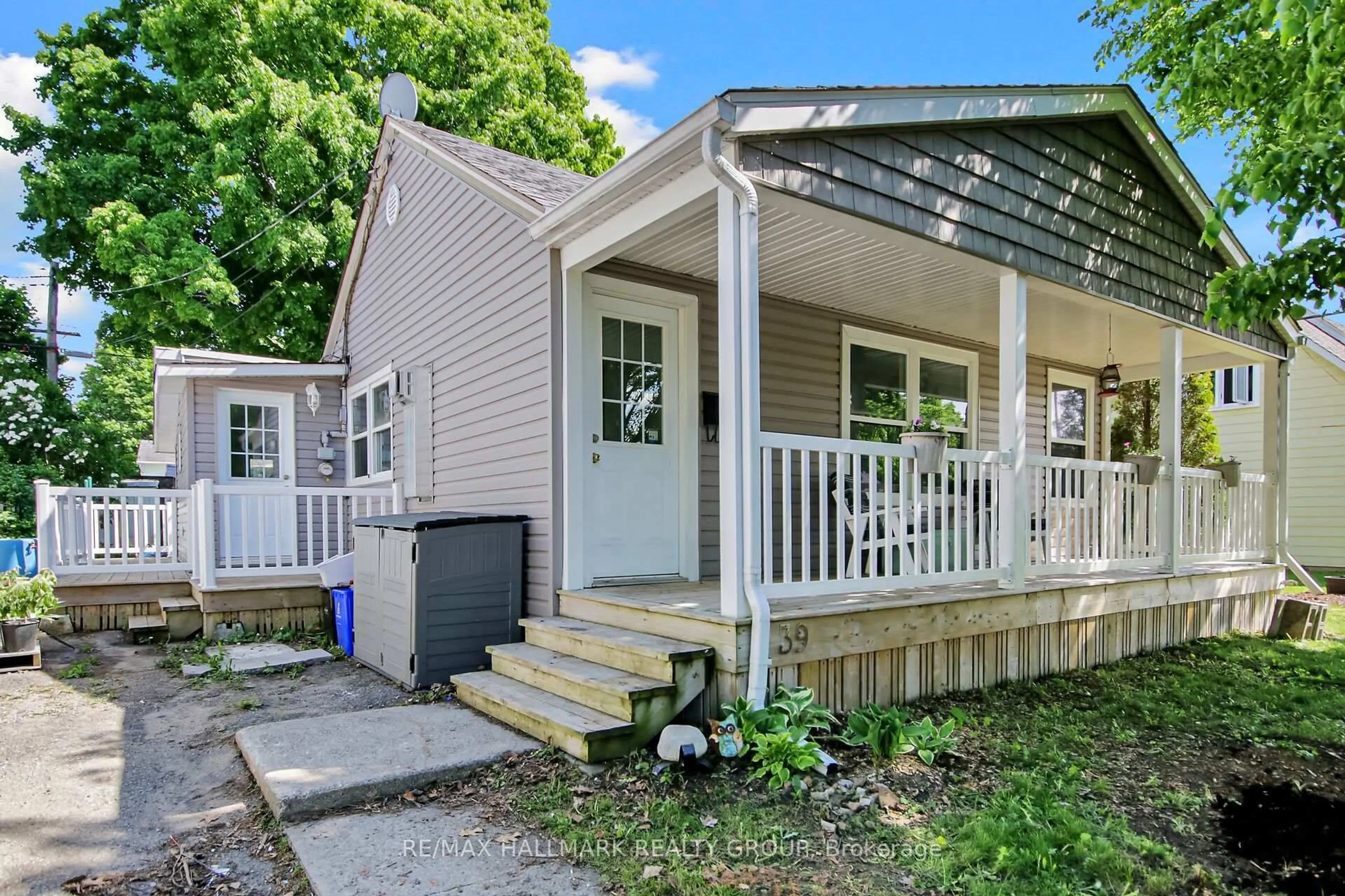 Home with vinyl exterior material, street for 39 Beech St, Smiths Falls Ontario K7A 3V7