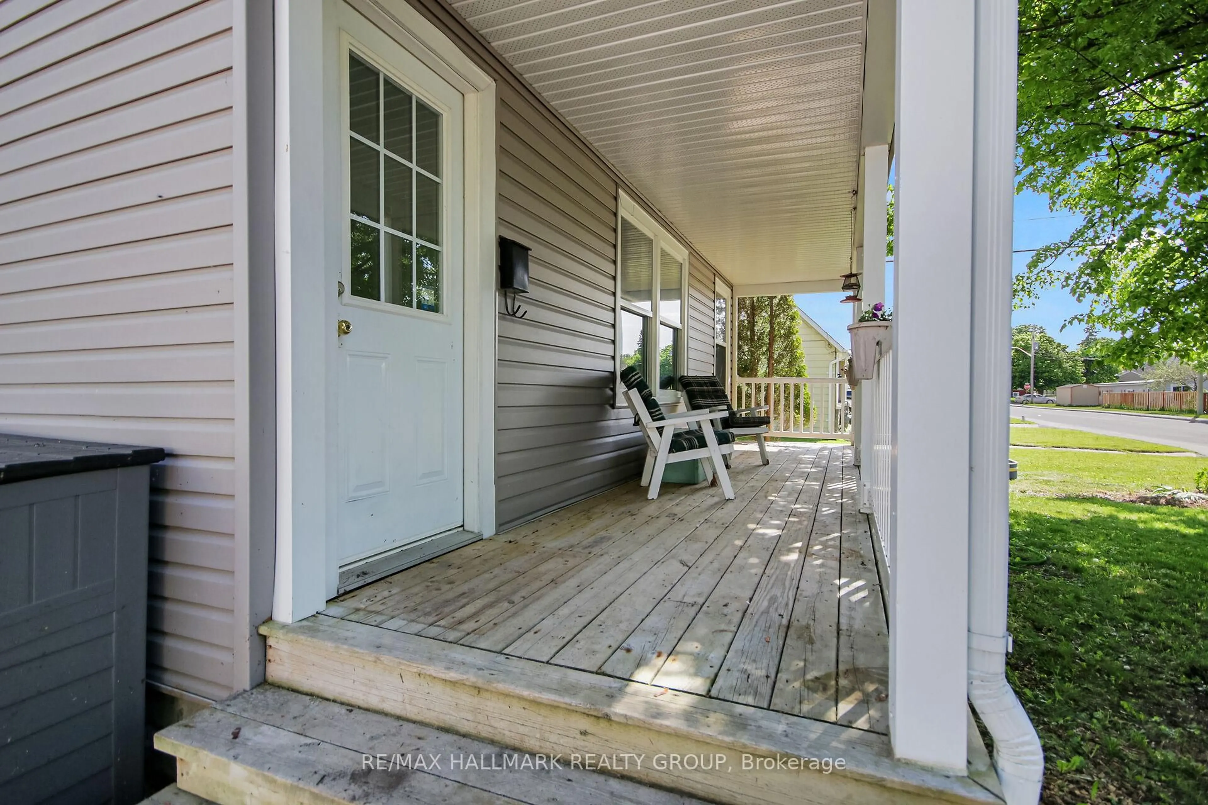 Patio, street for 39 Beech St, Smiths Falls Ontario K7A 3V7