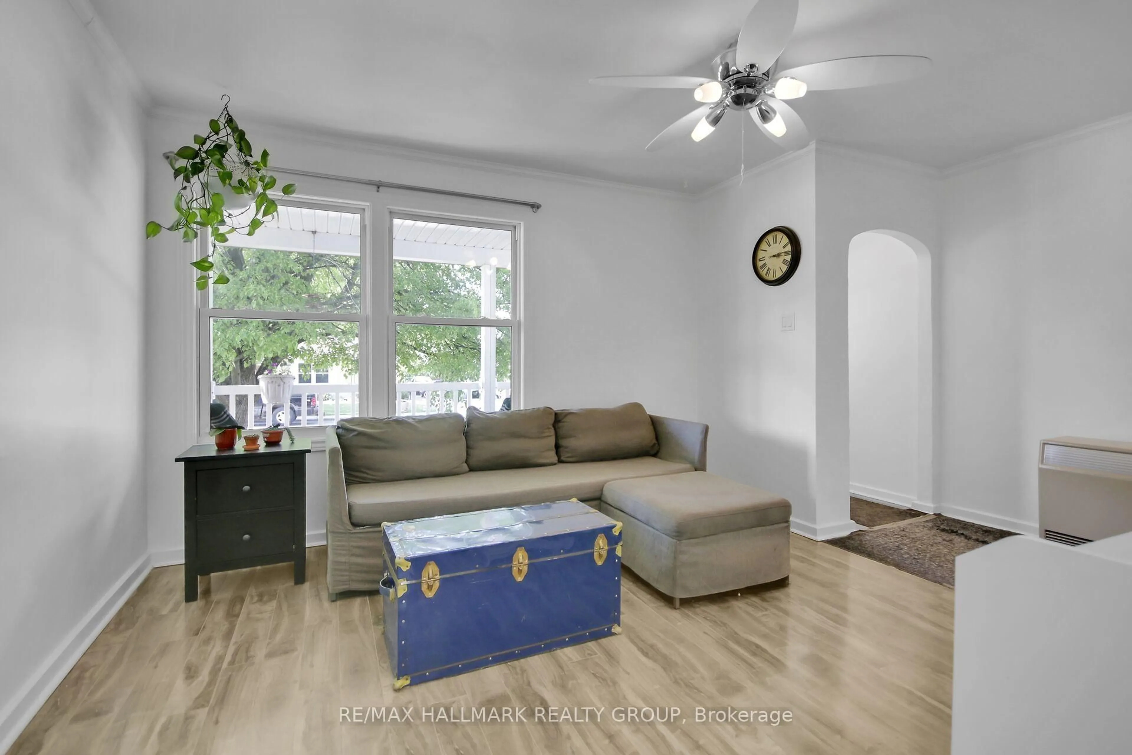 Living room with furniture, wood/laminate floor for 39 Beech St, Smiths Falls Ontario K7A 3V7