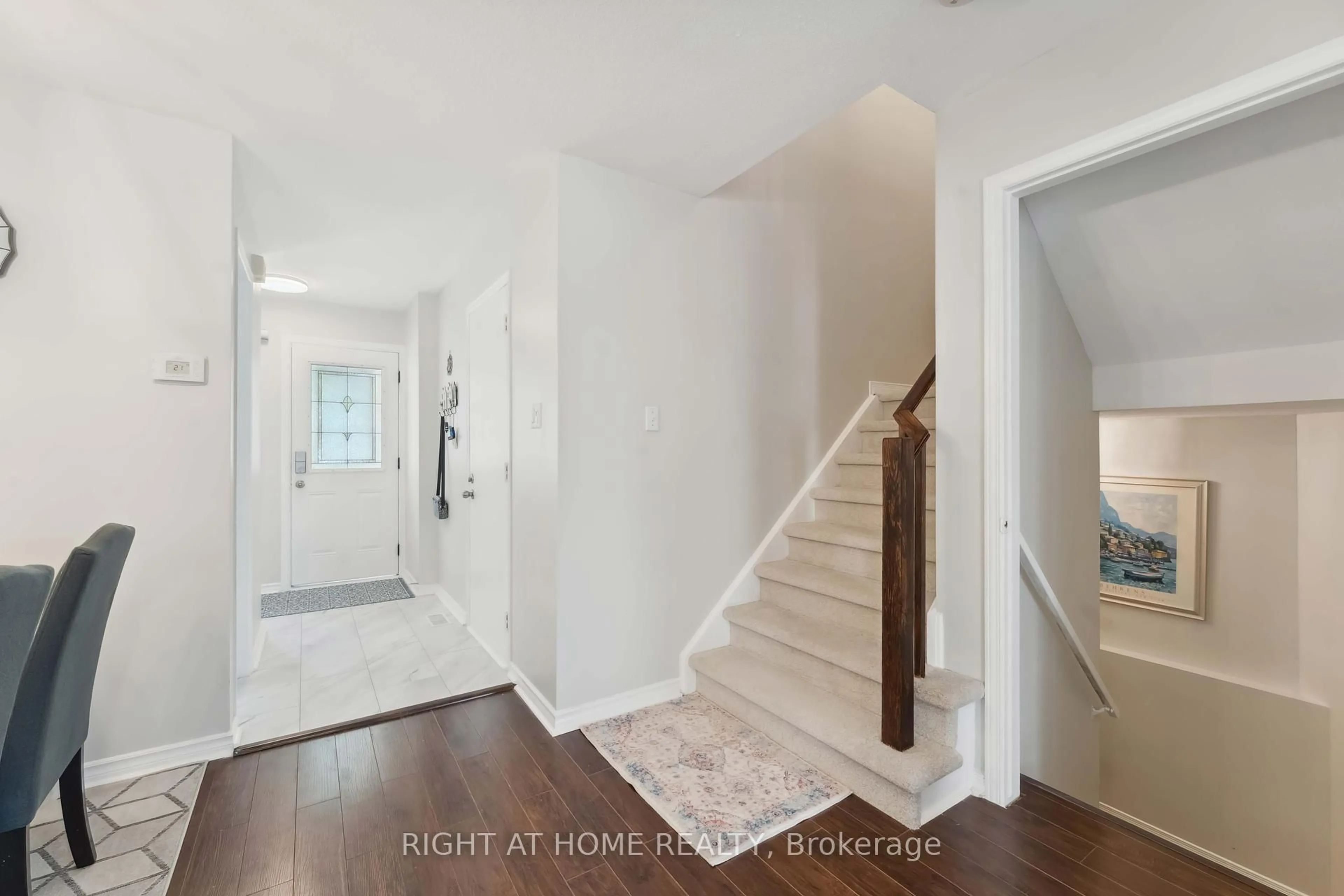 Indoor entryway for 53 Kimbolton Cres, Ottawa Ontario K2K 2S4