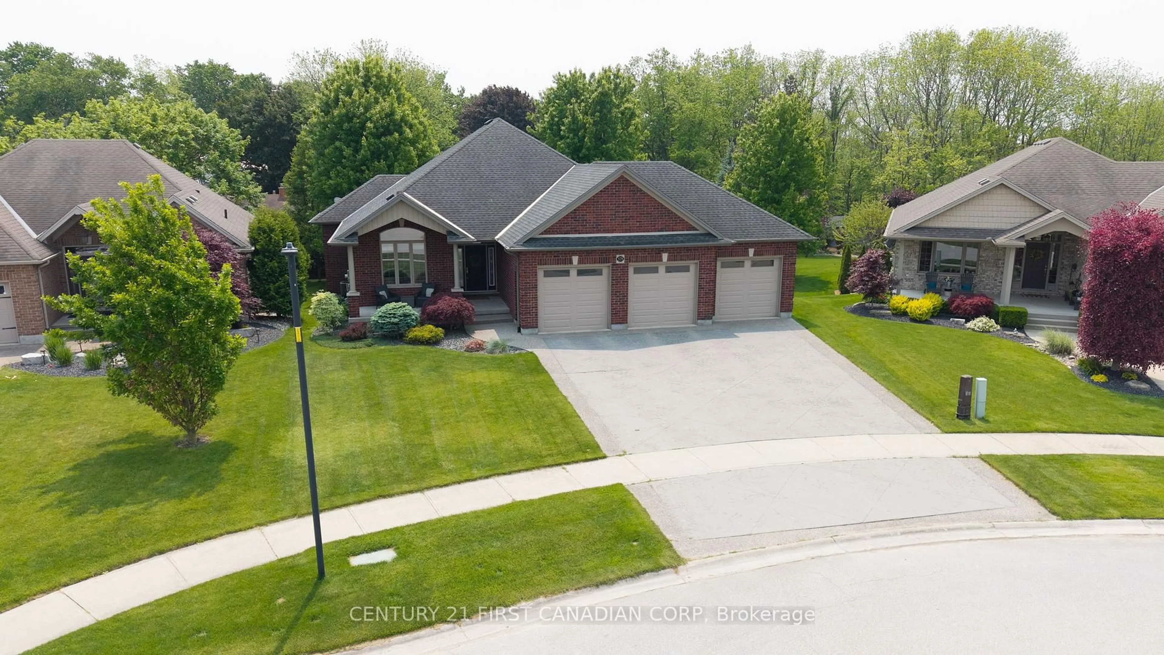 A pic from outside/outdoor area/front of a property/back of a property/a pic from drone, street for 378 MacDonald St, Strathroy Caradoc Ontario N7G 3B1