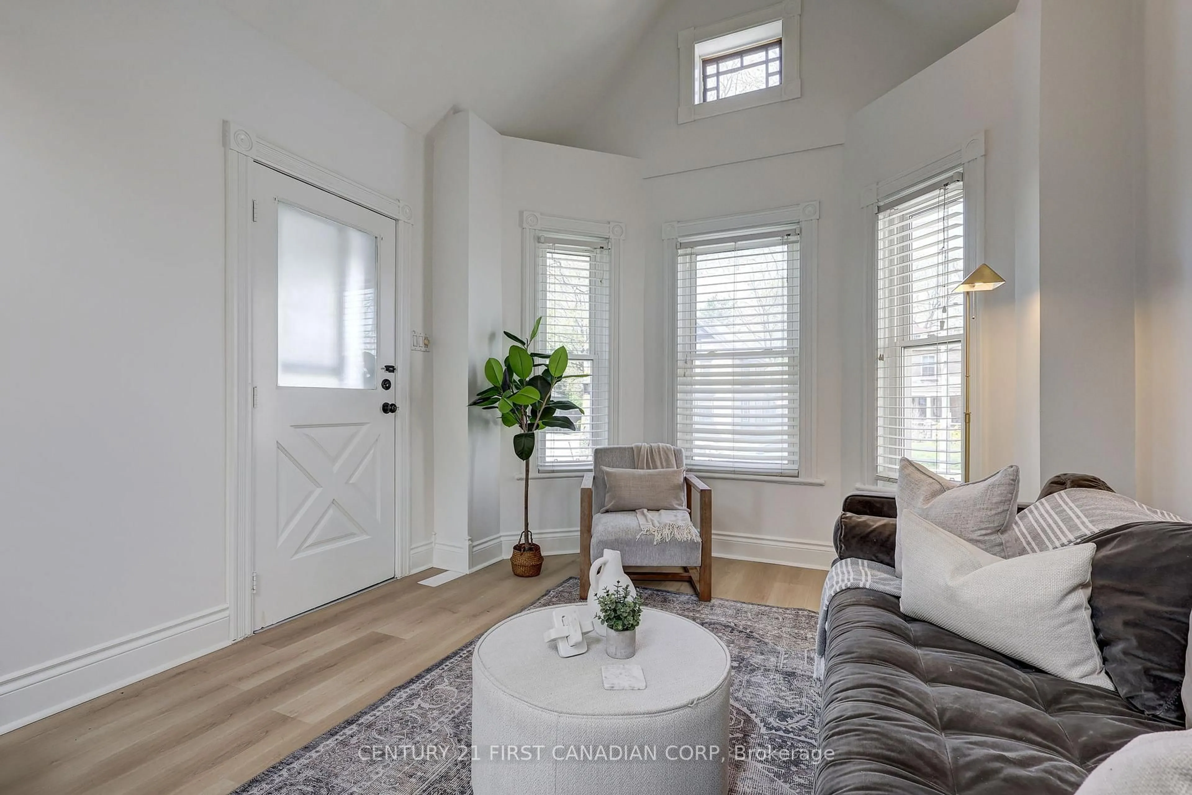 Indoor entryway for 821 Queens Ave, London East Ontario N5W 3H7