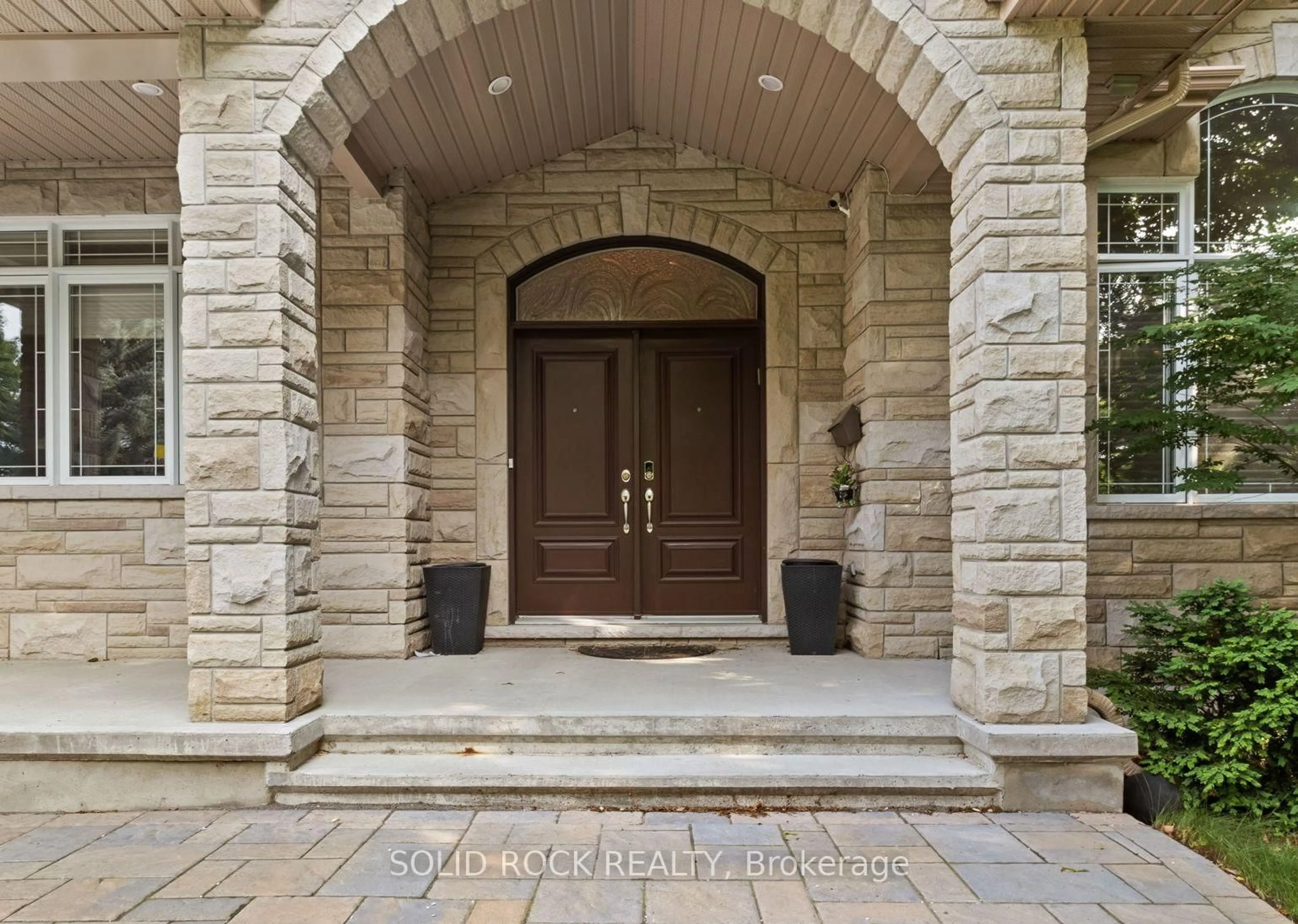 Indoor entryway for 120 Rossland Ave, Ottawa Ontario K2G 2L3