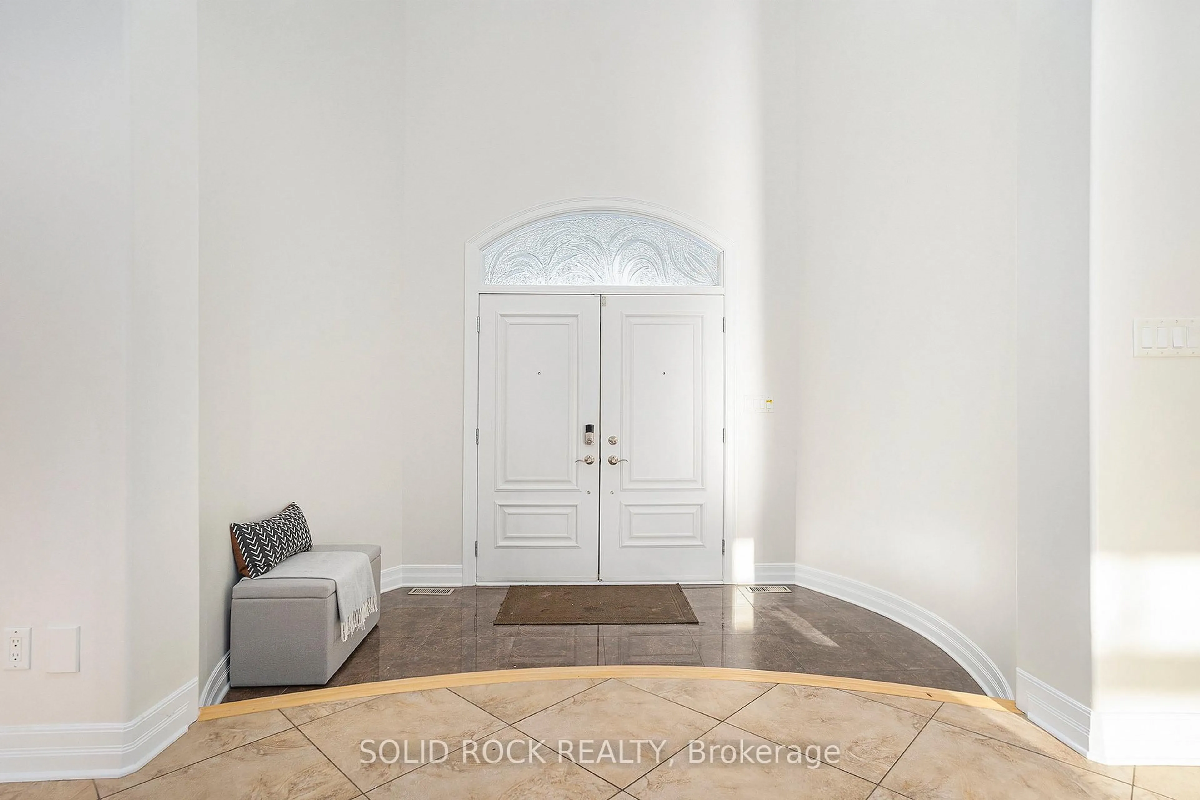 Indoor entryway for 120 Rossland Ave, Ottawa Ontario K2G 2L3