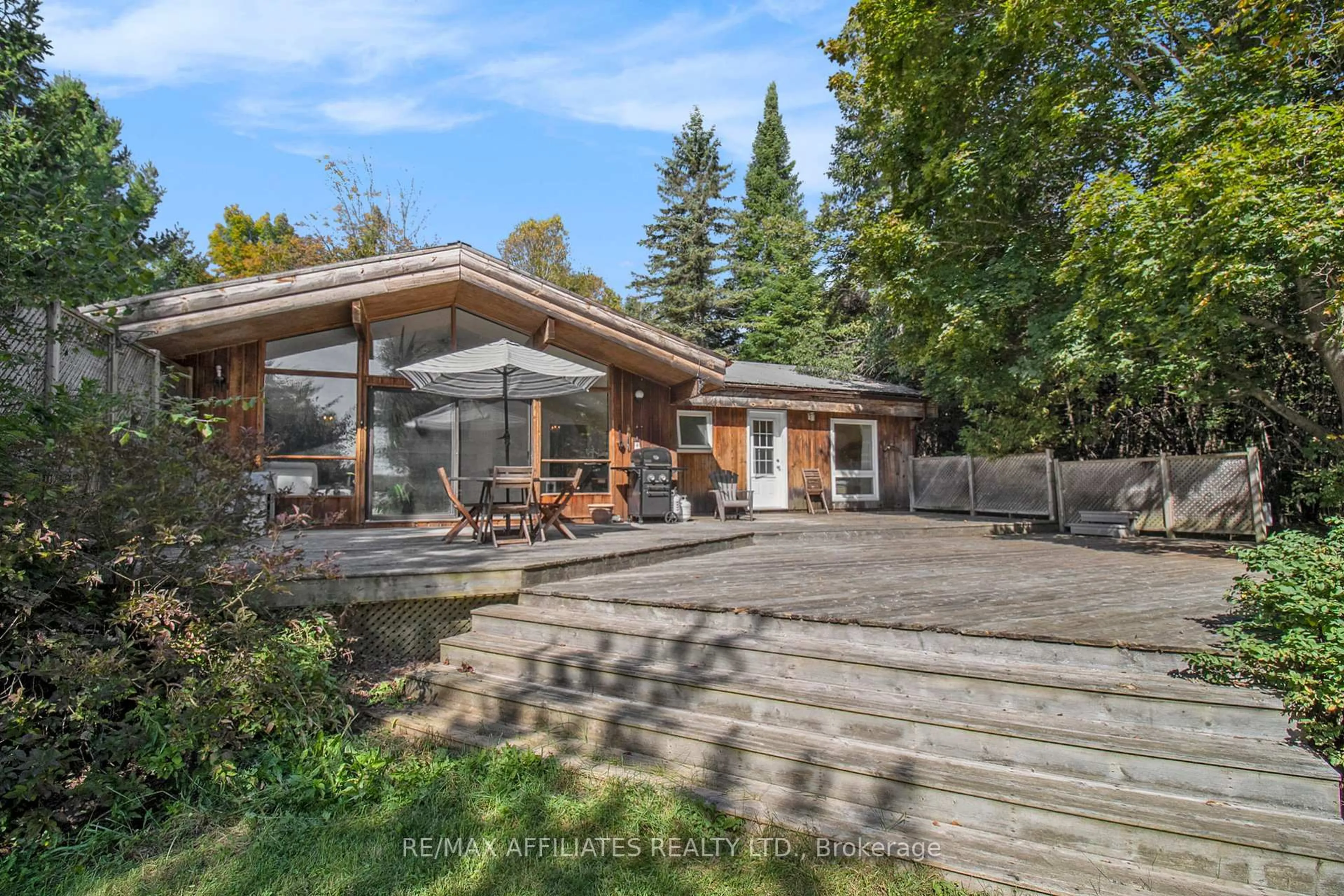 A pic from outside/outdoor area/front of a property/back of a property/a pic from drone, unknown for 571 RIDEAU RIVER Rd, Merrickville Ontario K0G 1N0