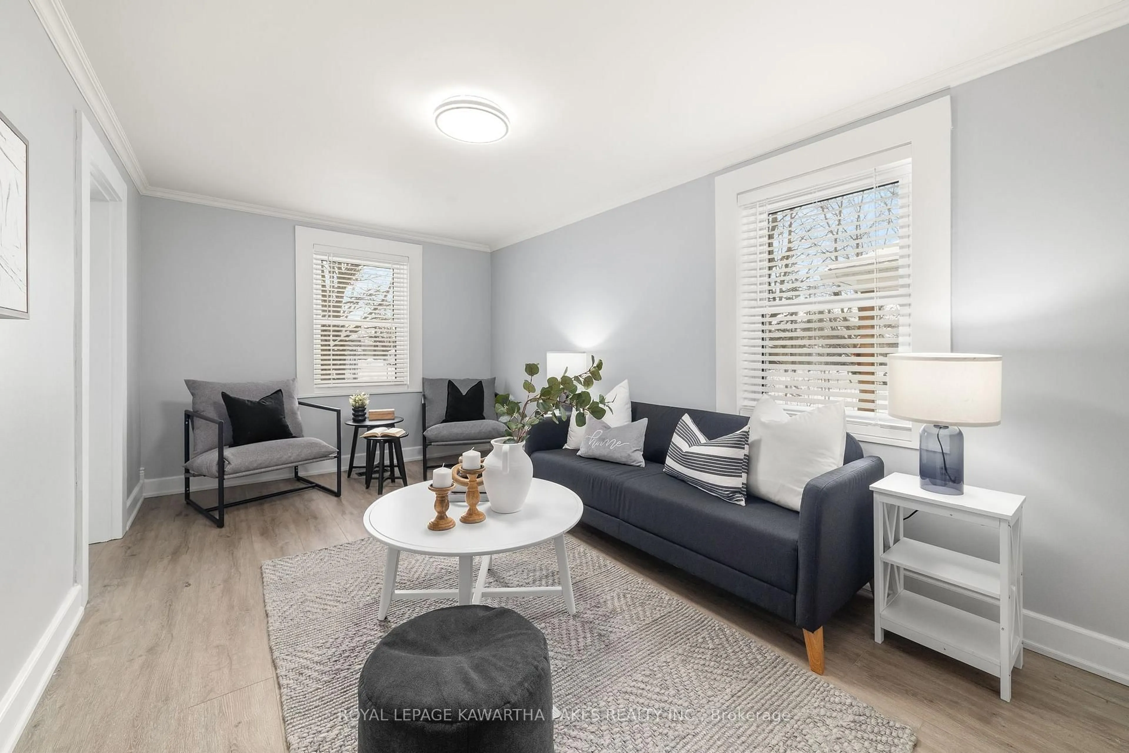 Living room with furniture, wood/laminate floor for 18 Bond St, Kawartha Lakes Ontario K9V 3P6