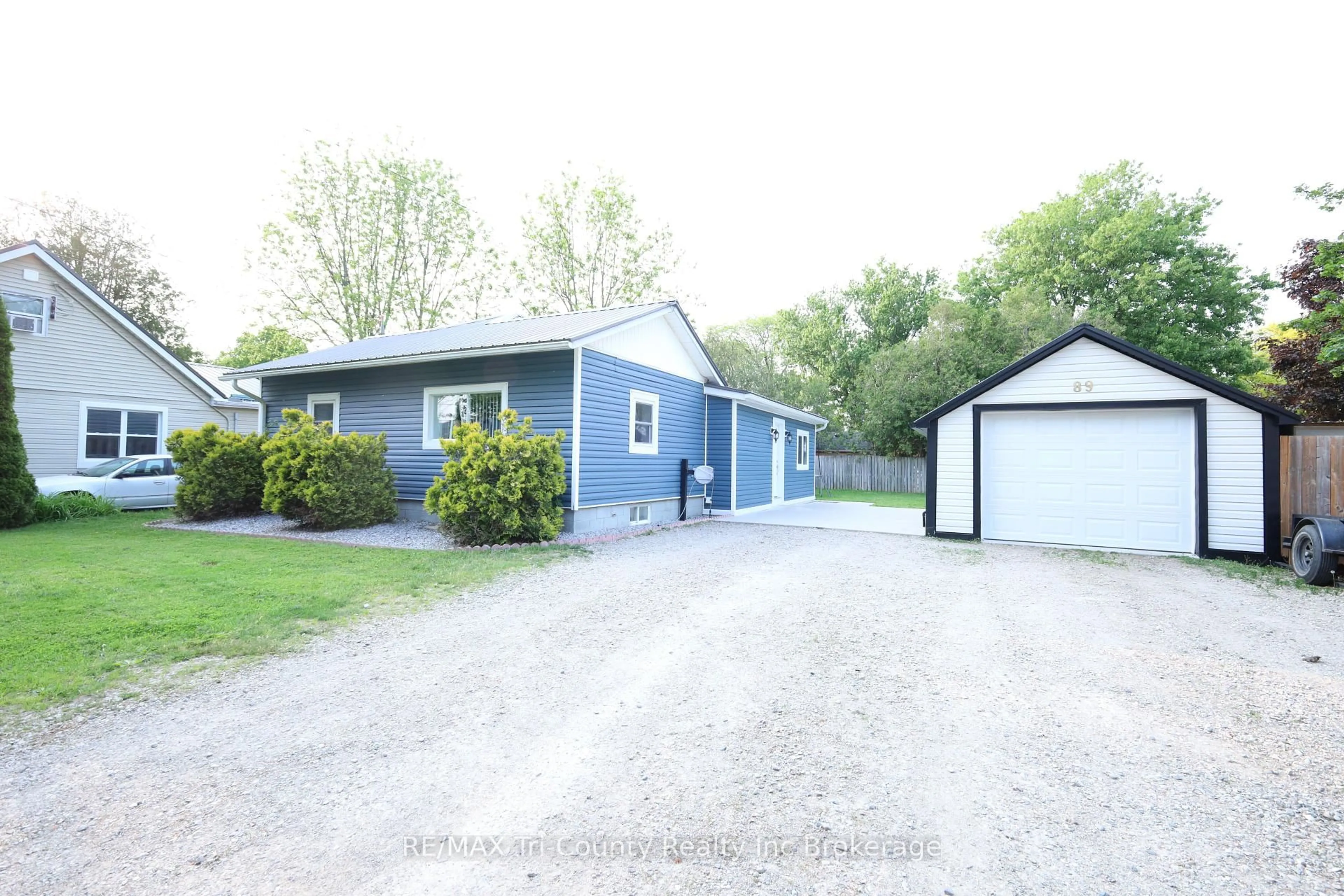 A pic from outside/outdoor area/front of a property/back of a property/a pic from drone, street for 89 Elk St, Aylmer Ontario N5H 1S7