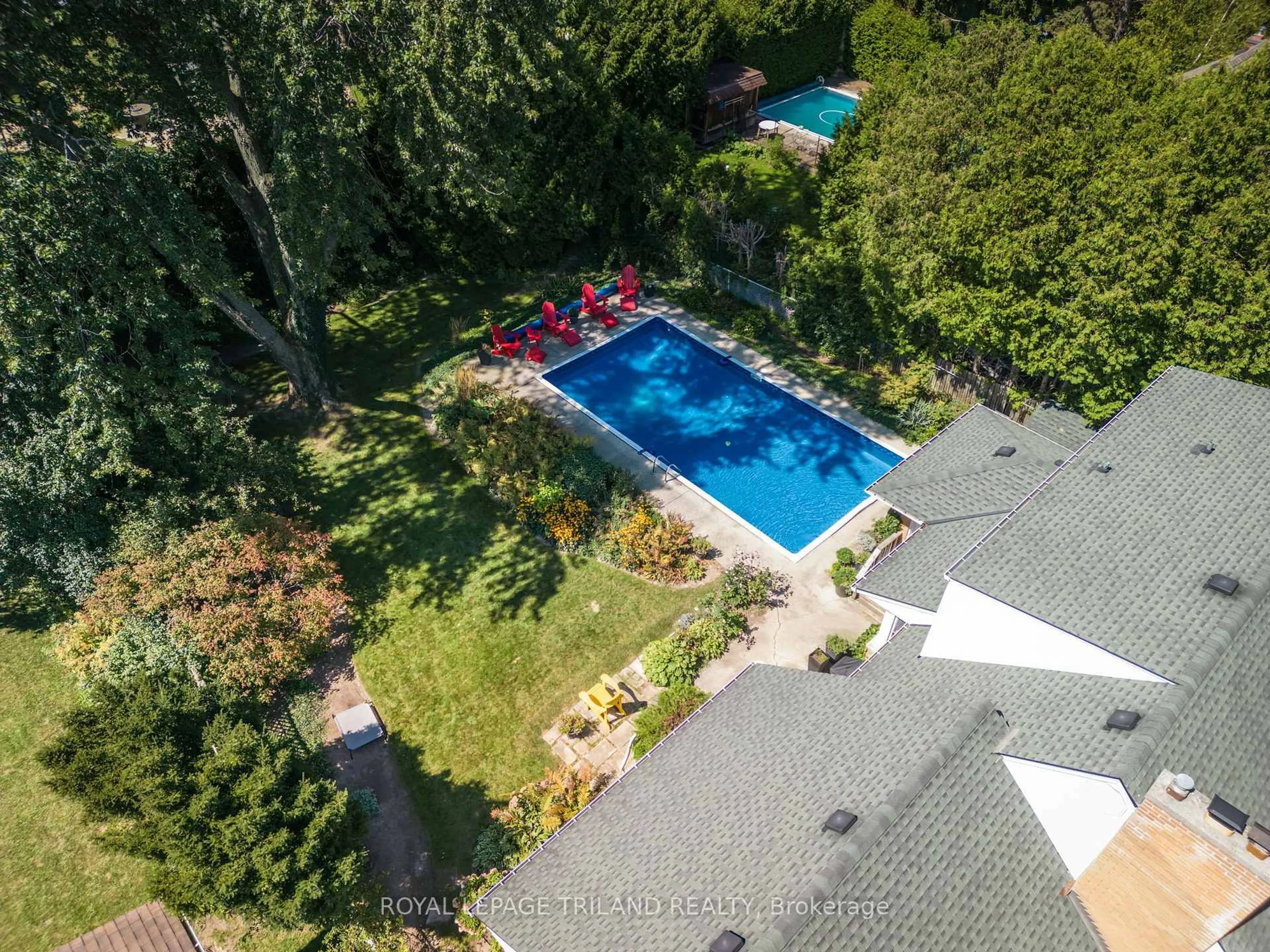 A pic from outside/outdoor area/front of a property/back of a property/a pic from drone, water/lake/river/ocean view for 1631 Kathryn Dr, London North Ontario N6G 2R7