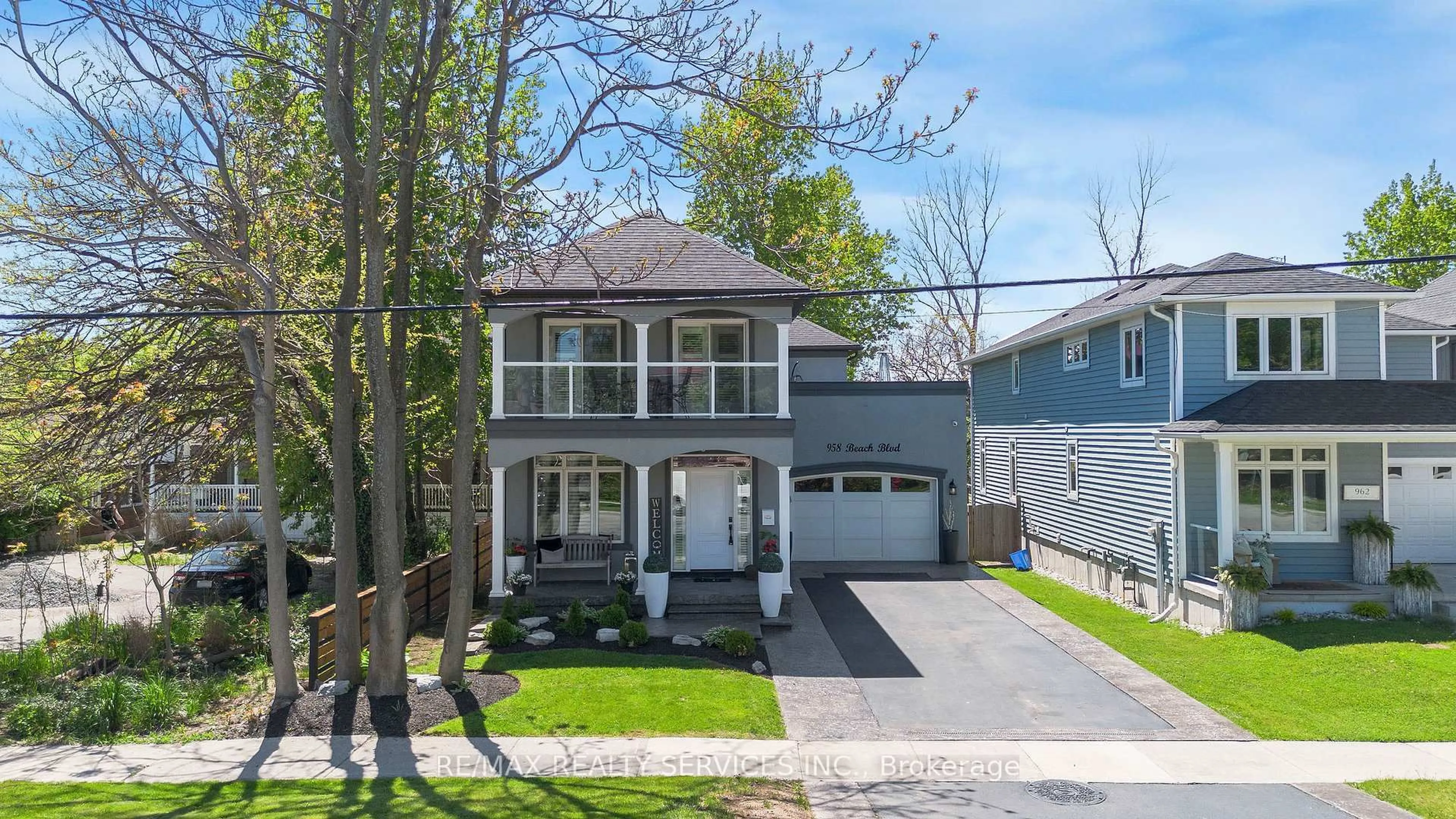 A pic from outside/outdoor area/front of a property/back of a property/a pic from drone, street for 958 Beach Blvd, Hamilton Ontario L8H 6Z4