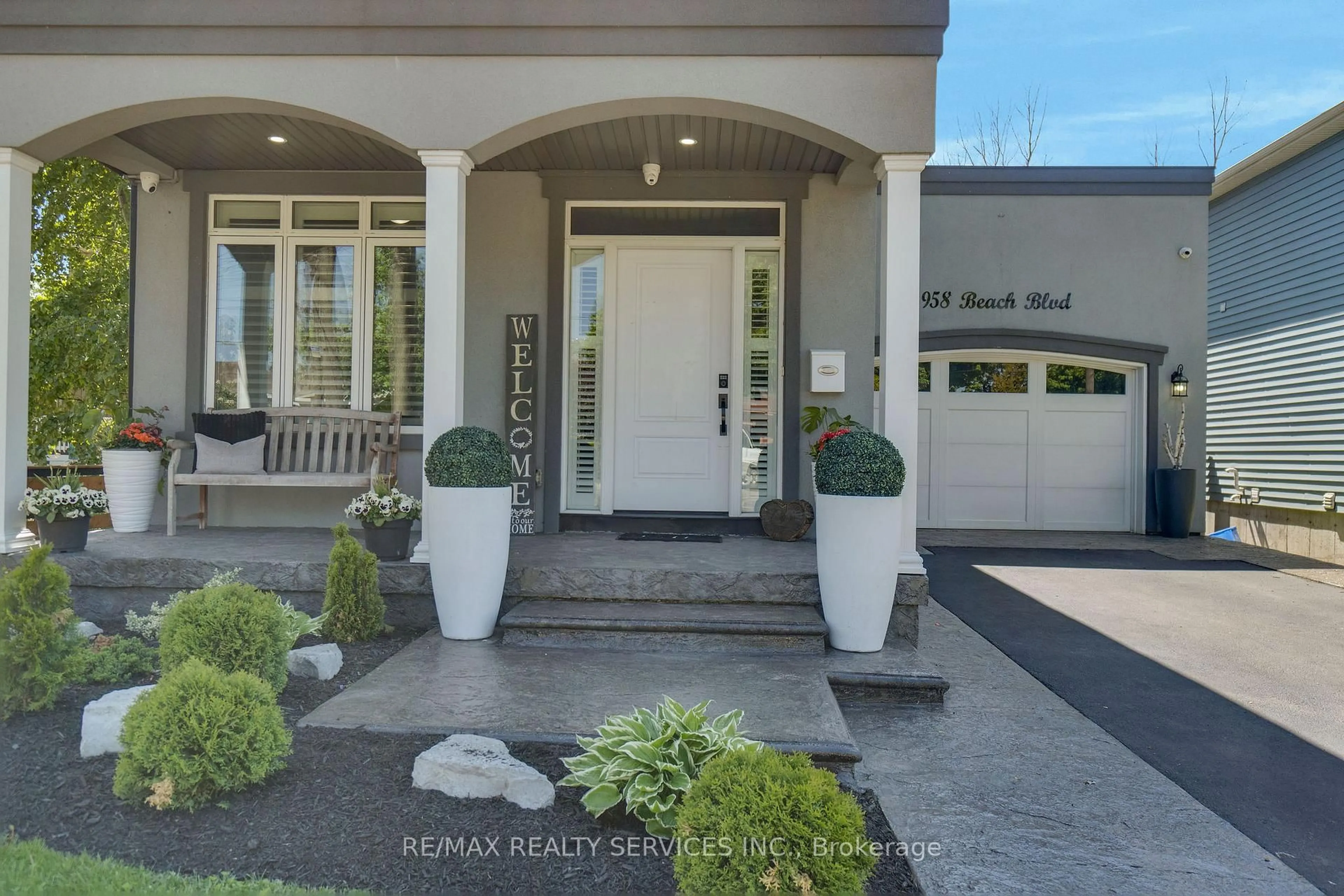 Indoor entryway for 958 Beach Blvd, Hamilton Ontario L8H 6Z4
