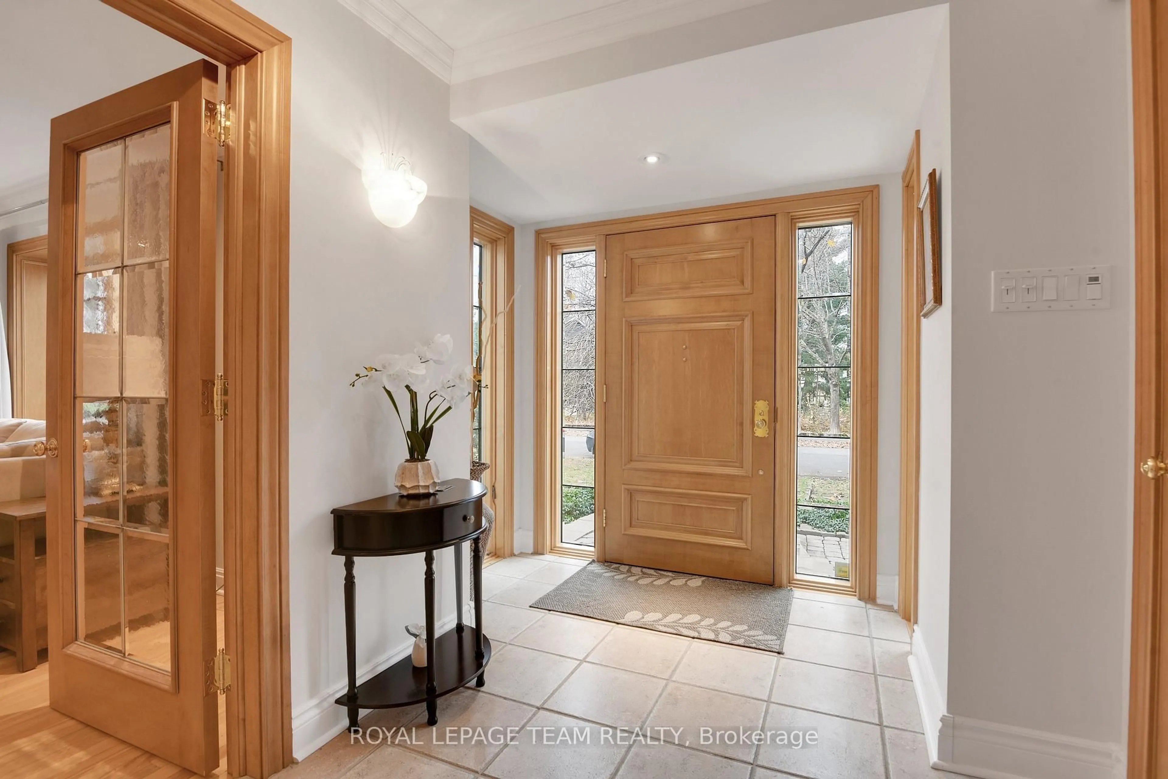 Indoor entryway for 19 Farnham Cres, Ottawa Ontario K1K 0E9