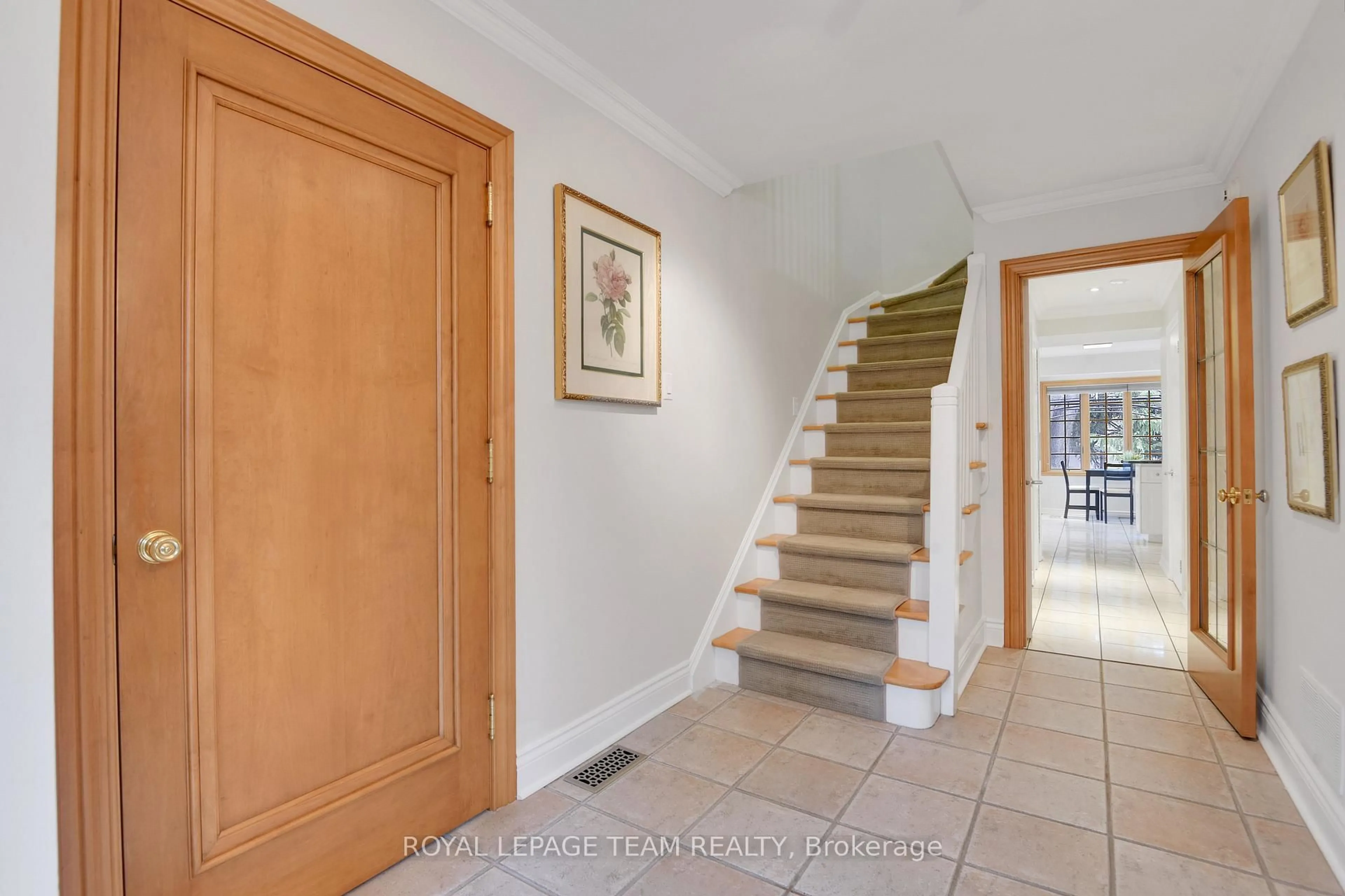 Indoor foyer for 19 Farnham Cres, Ottawa Ontario K1K 0E9