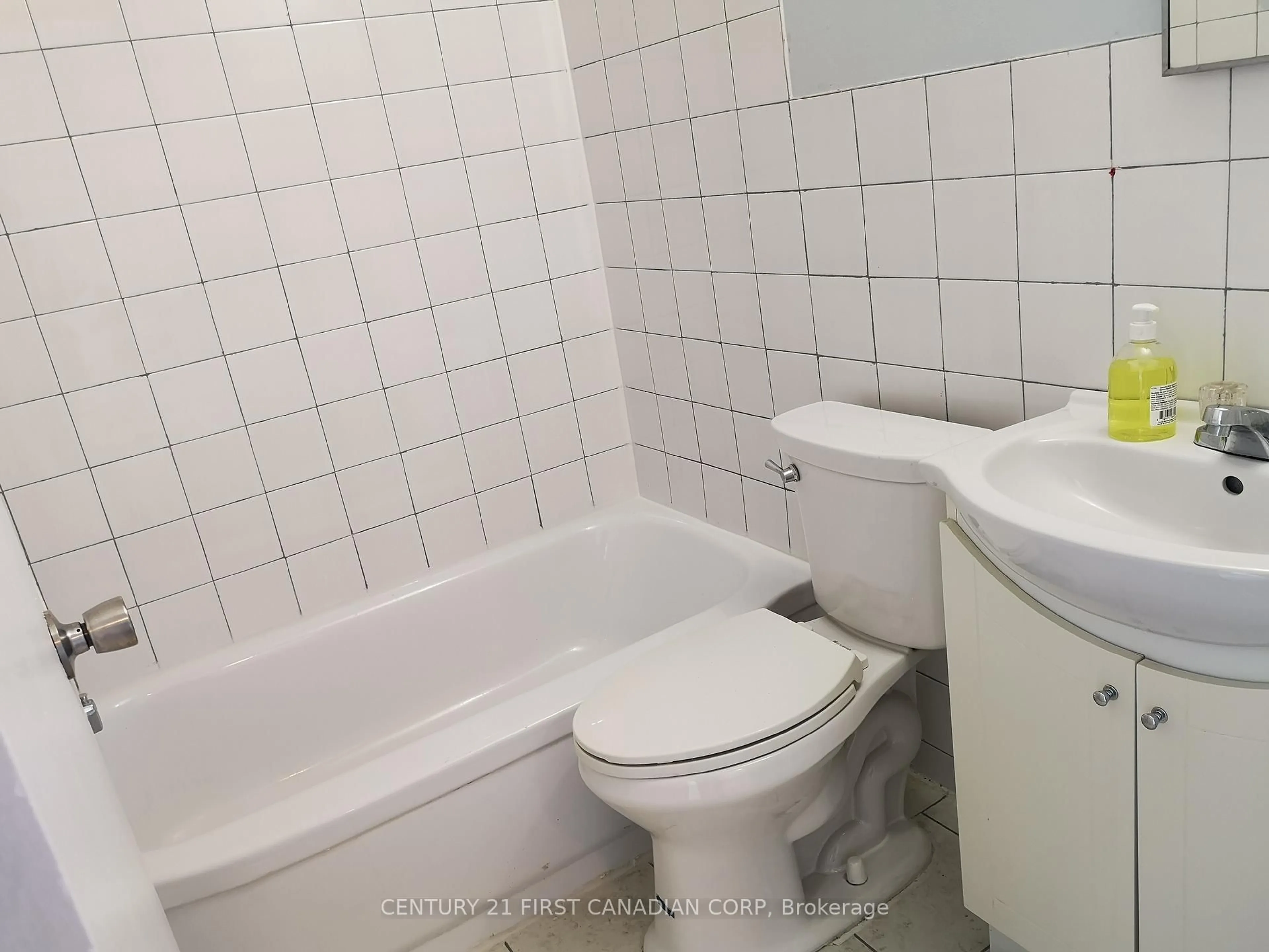 Standard bathroom, unknown for 1170 Hamilton Rd #207, London East Ontario N5W 1A9
