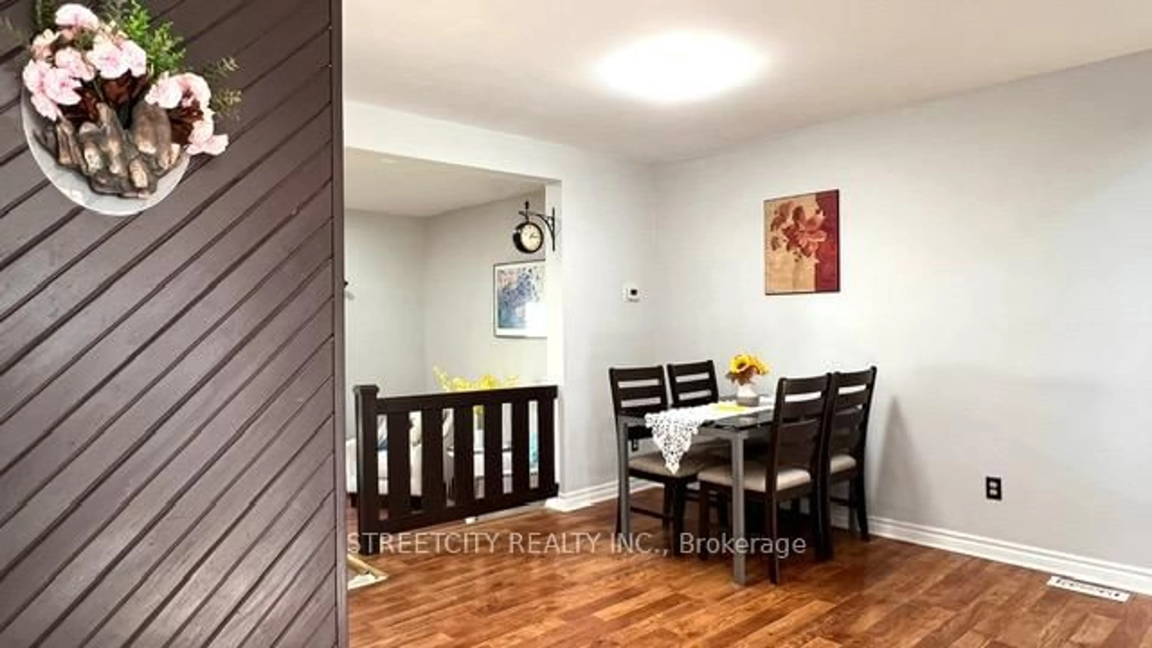 Dining room, wood/laminate floor for 1827 Aldersbrook Gate, London North Ontario N6G 3M4