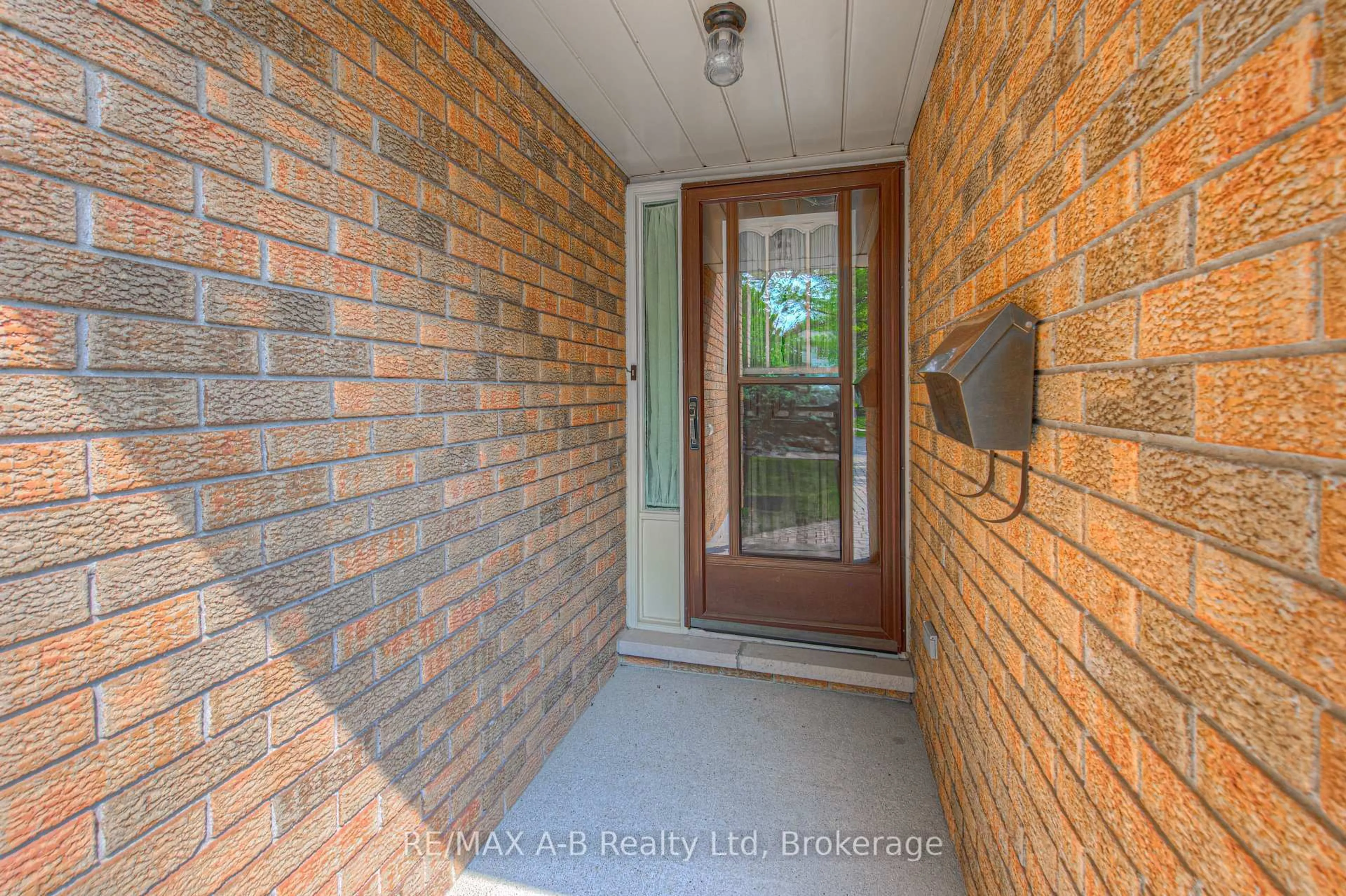 Indoor entryway for 23 Magwood Crt, Stratford Ontario N4Z 1G3