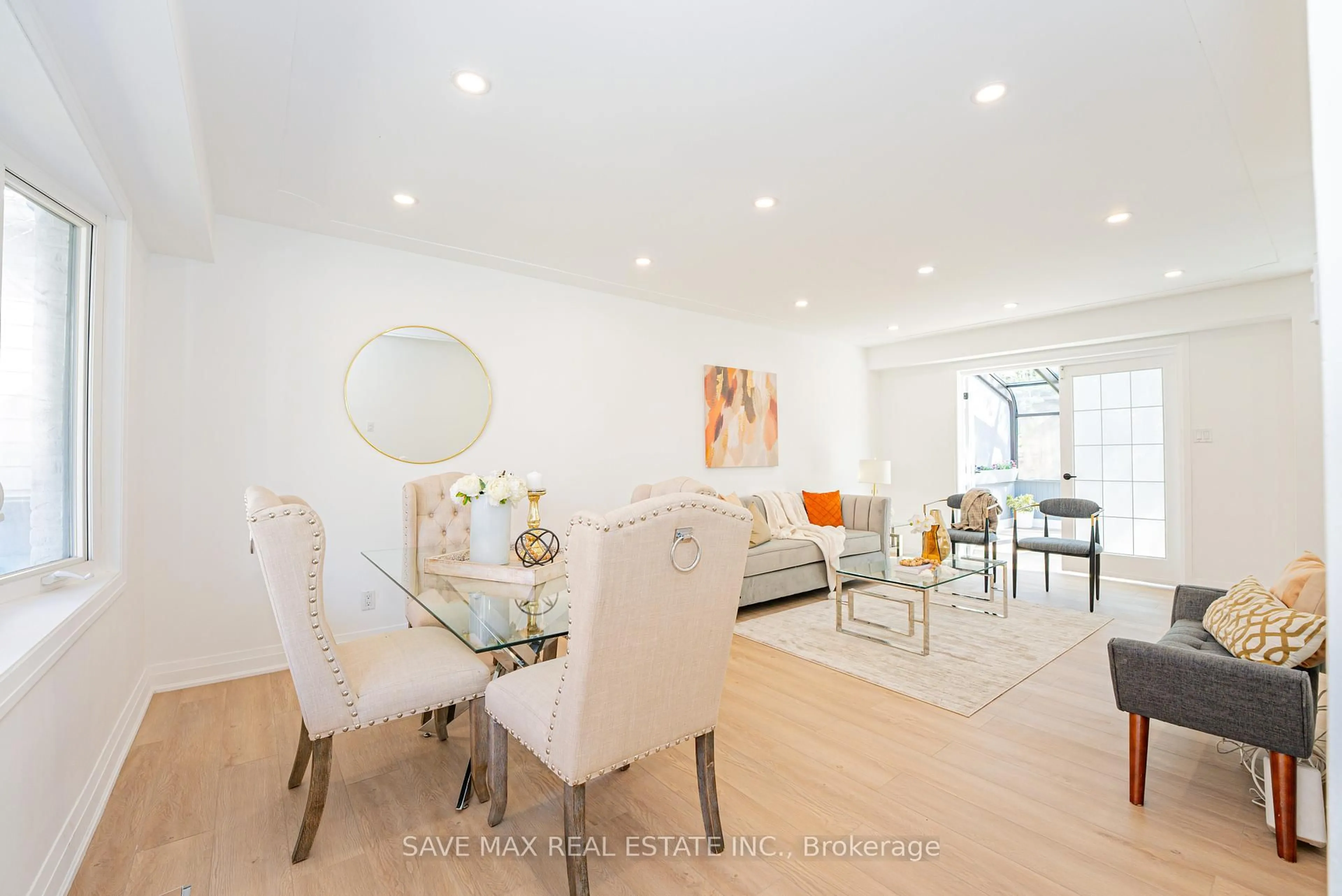 Living room with furniture, wood/laminate floor for 281 PARKMOUNT Dr, Waterloo Ontario N2L 5R4