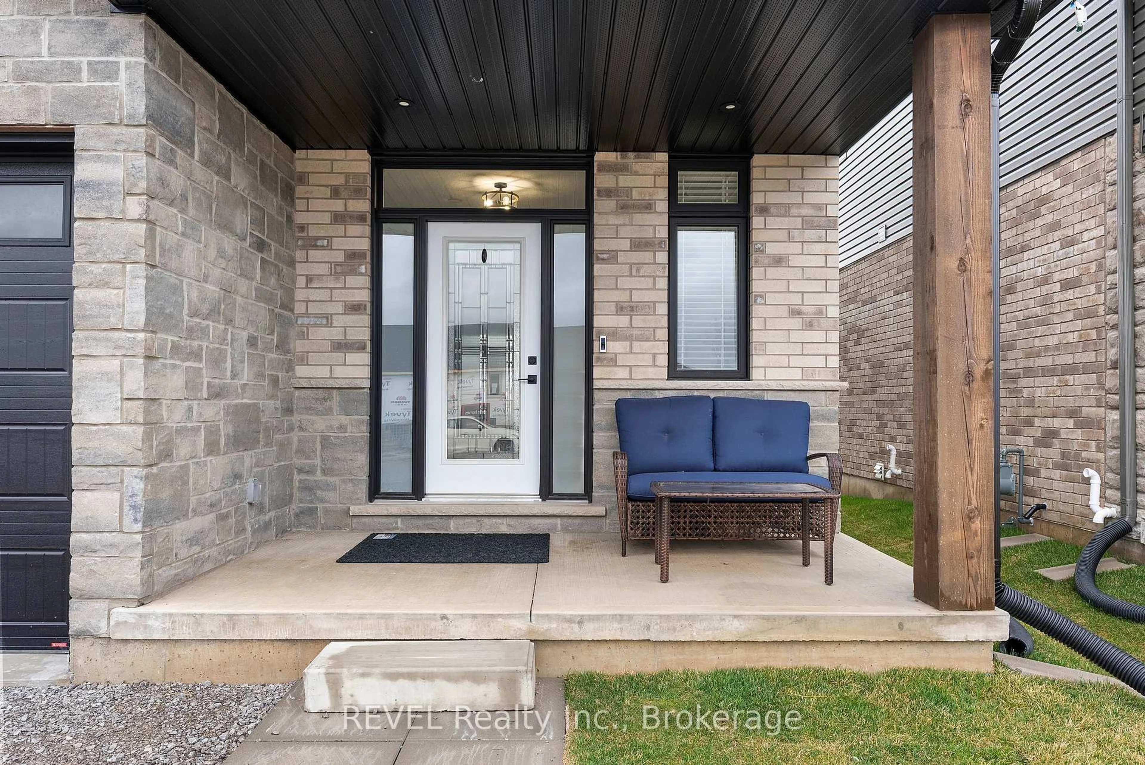 Indoor entryway for 151 Craddock Blvd, Haldimand Ontario N0A 1J0