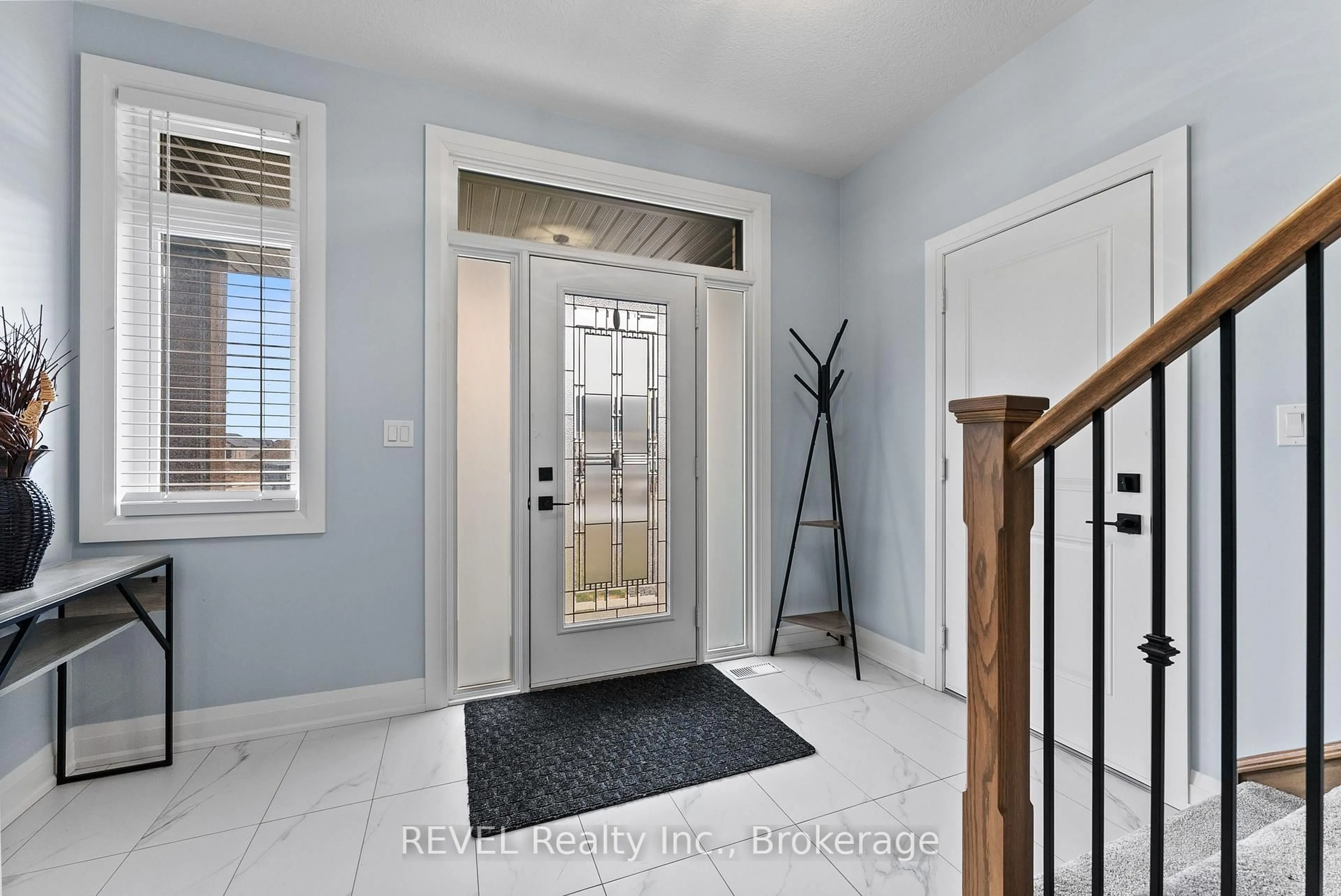 Indoor entryway for 151 Craddock Blvd, Haldimand Ontario N0A 1J0