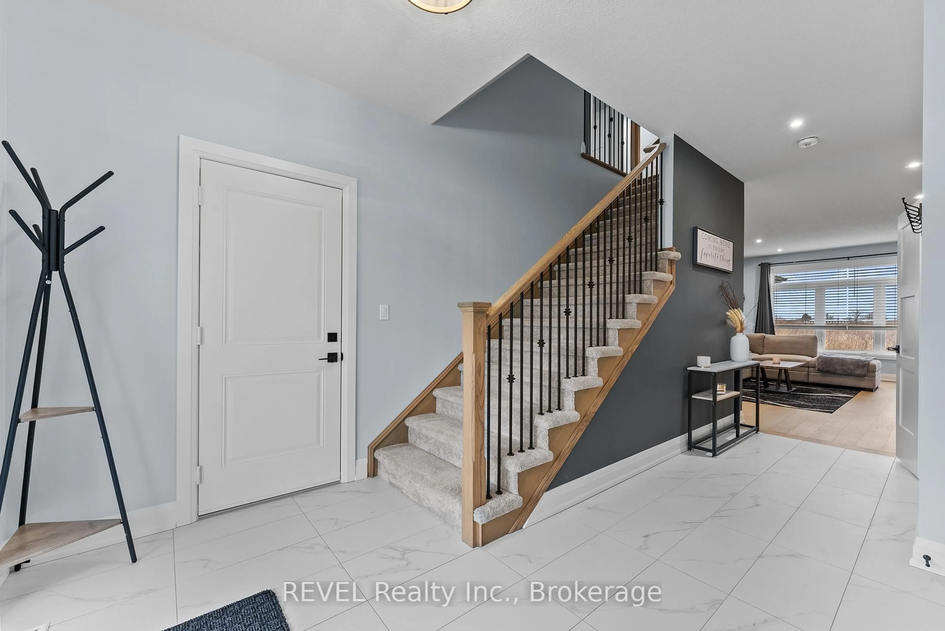 Indoor entryway for 151 Craddock Blvd, Haldimand Ontario N0A 1J0