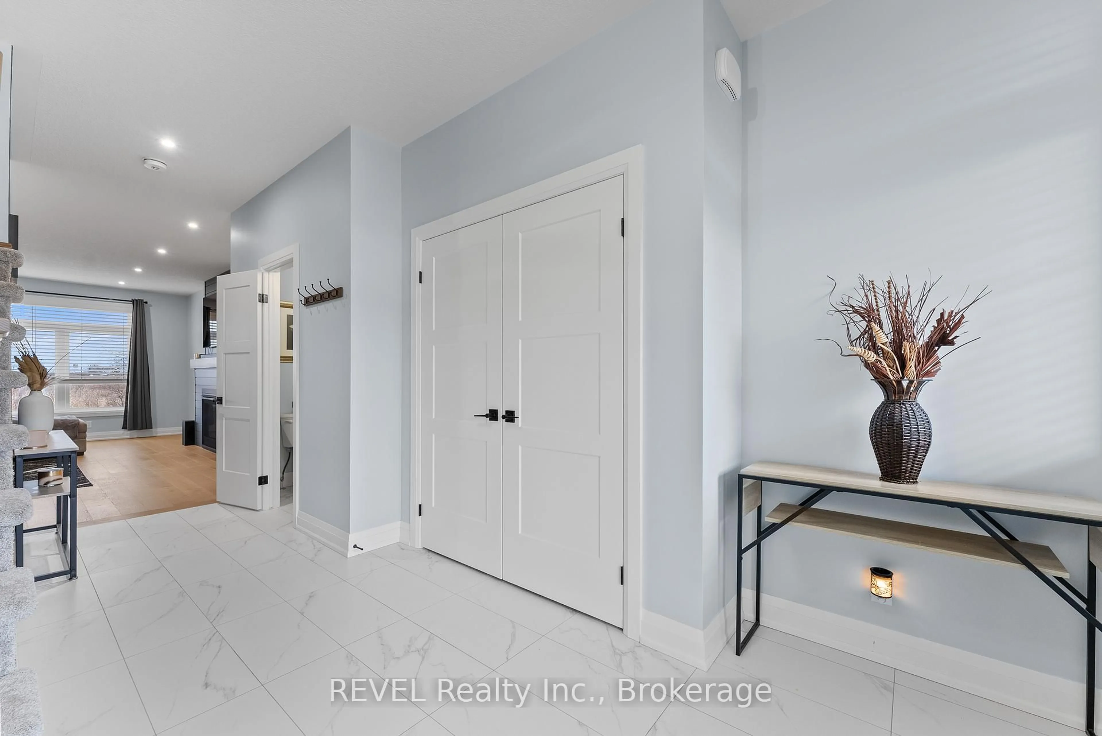 Indoor entryway for 151 Craddock Blvd, Haldimand Ontario N0A 1J0