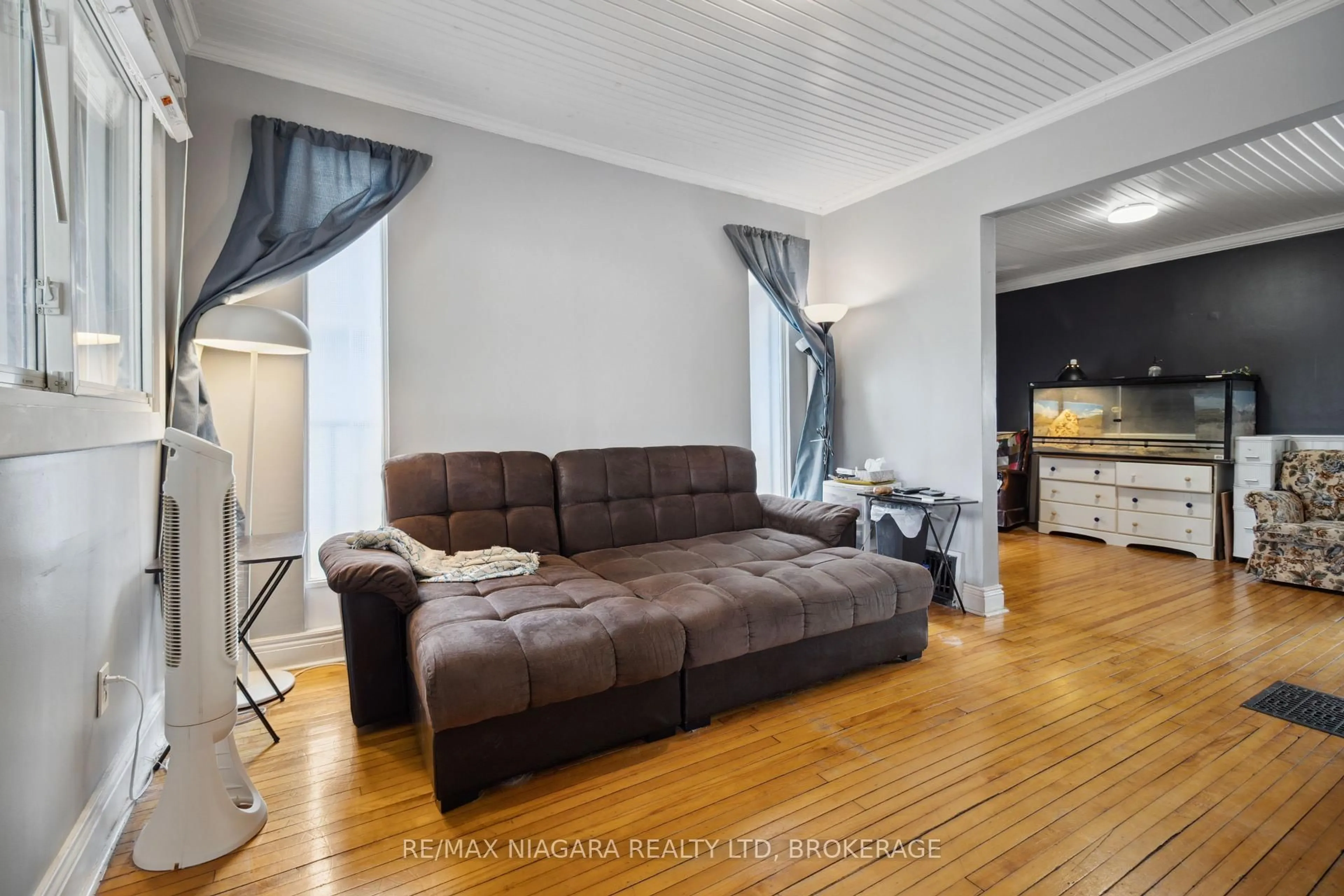 Living room with furniture, unknown for 61 Patricia St, Thorold Ontario L2V 3V9
