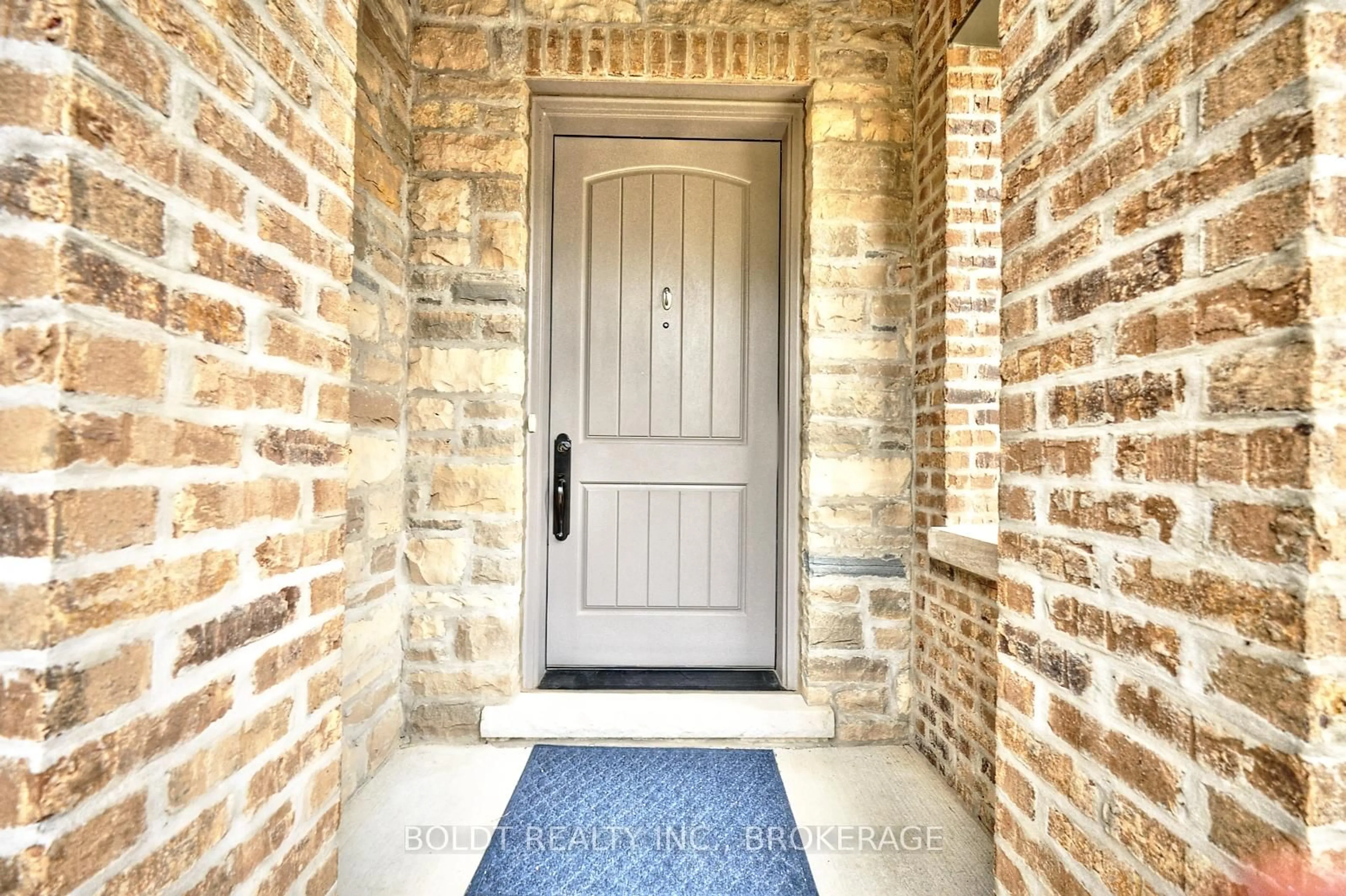 Indoor entryway for 25 ARBOURVALE COMMON Rd, St. Catharines Ontario L2T 3B7