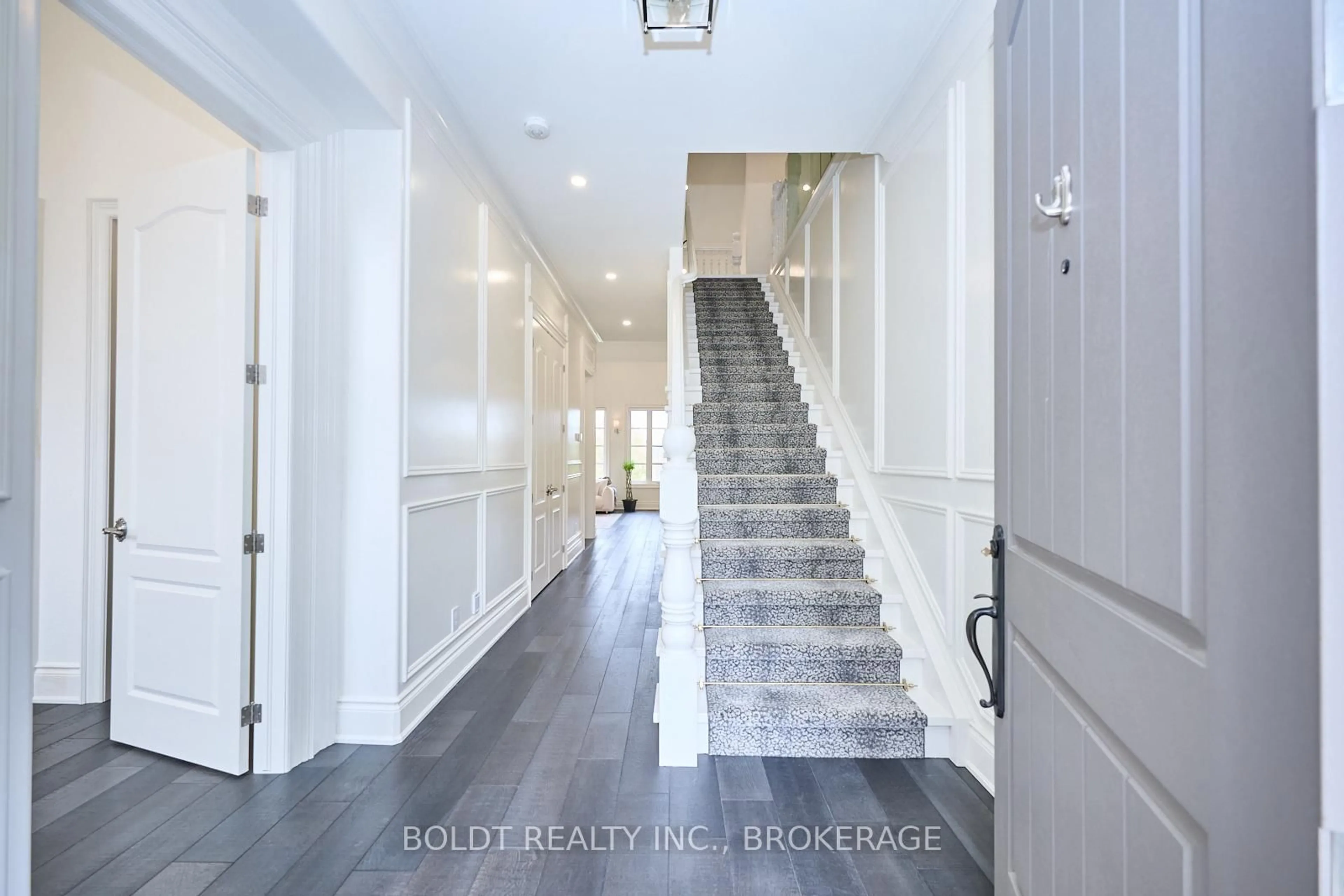 Indoor entryway for 25 ARBOURVALE COMMON Rd, St. Catharines Ontario L2T 3B7