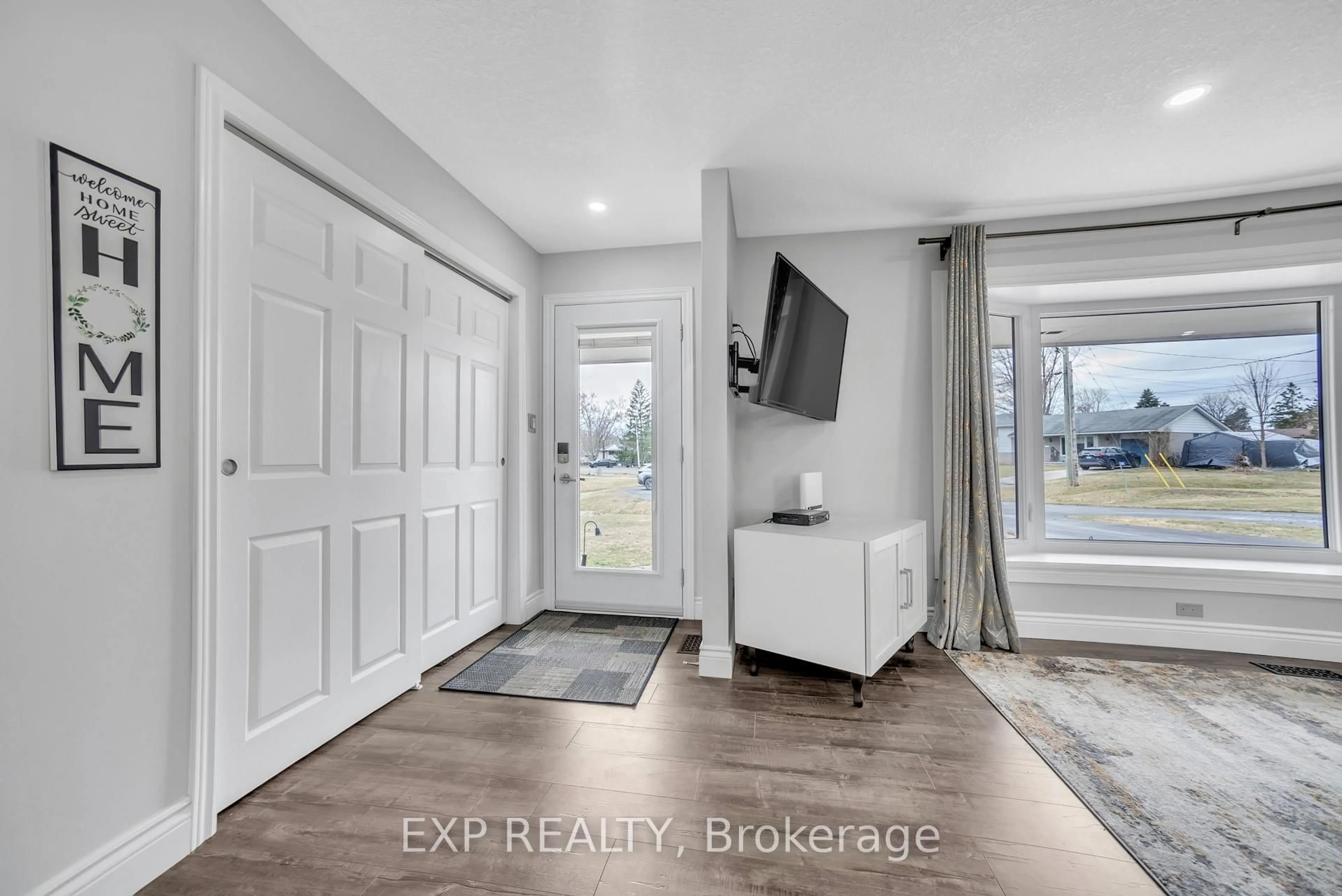 Indoor entryway for 36 Rockhill Crt, Quinte West Ontario K8R 1G3