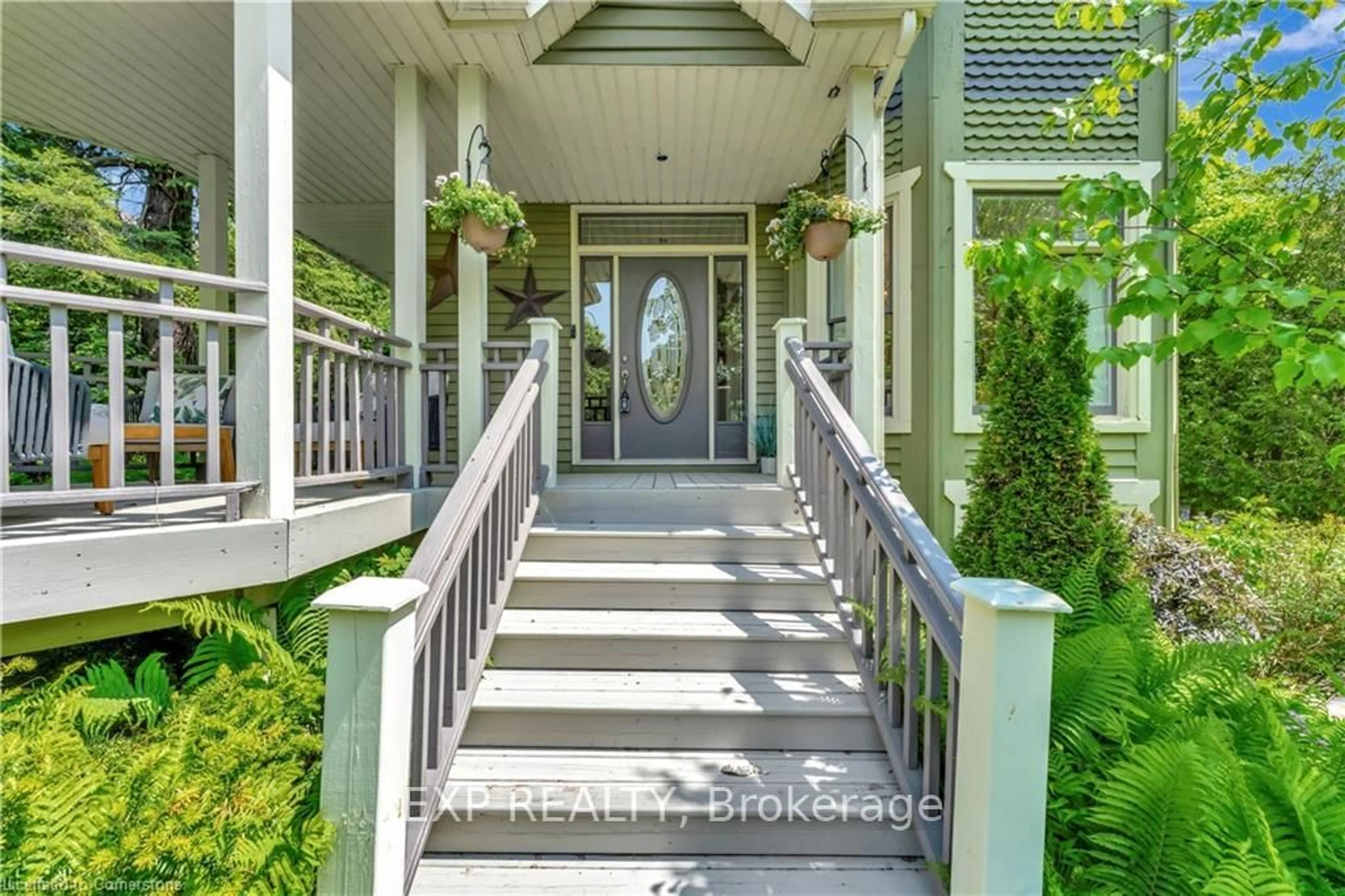 Indoor entryway for 385 Geddes St, Centre Wellington Ontario N0B 1S0