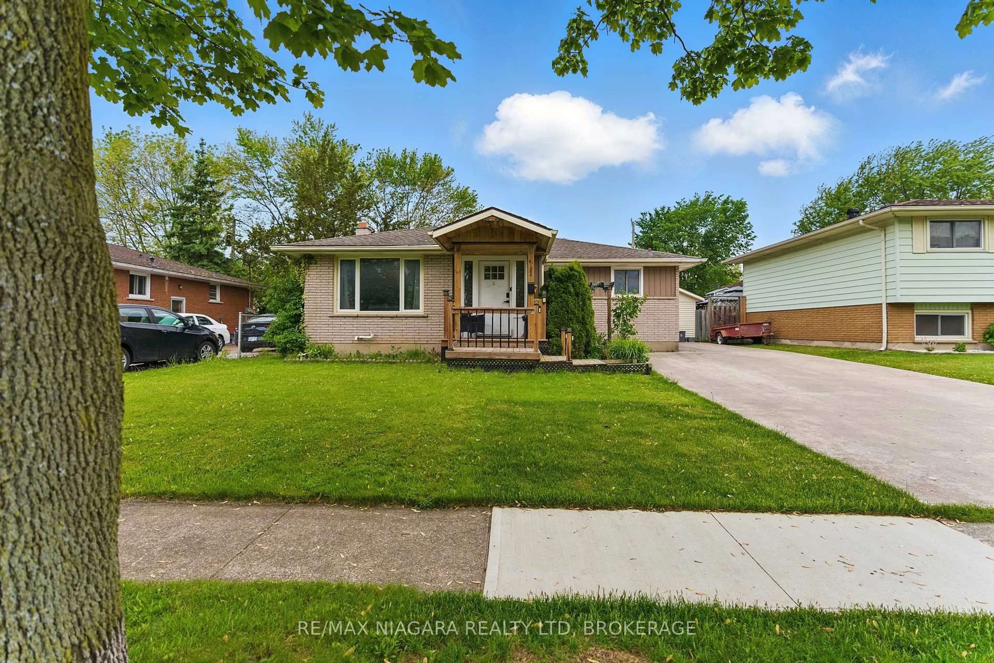 Home with vinyl exterior material, street for 204 Hildred St, Welland Ontario L3B 1N1