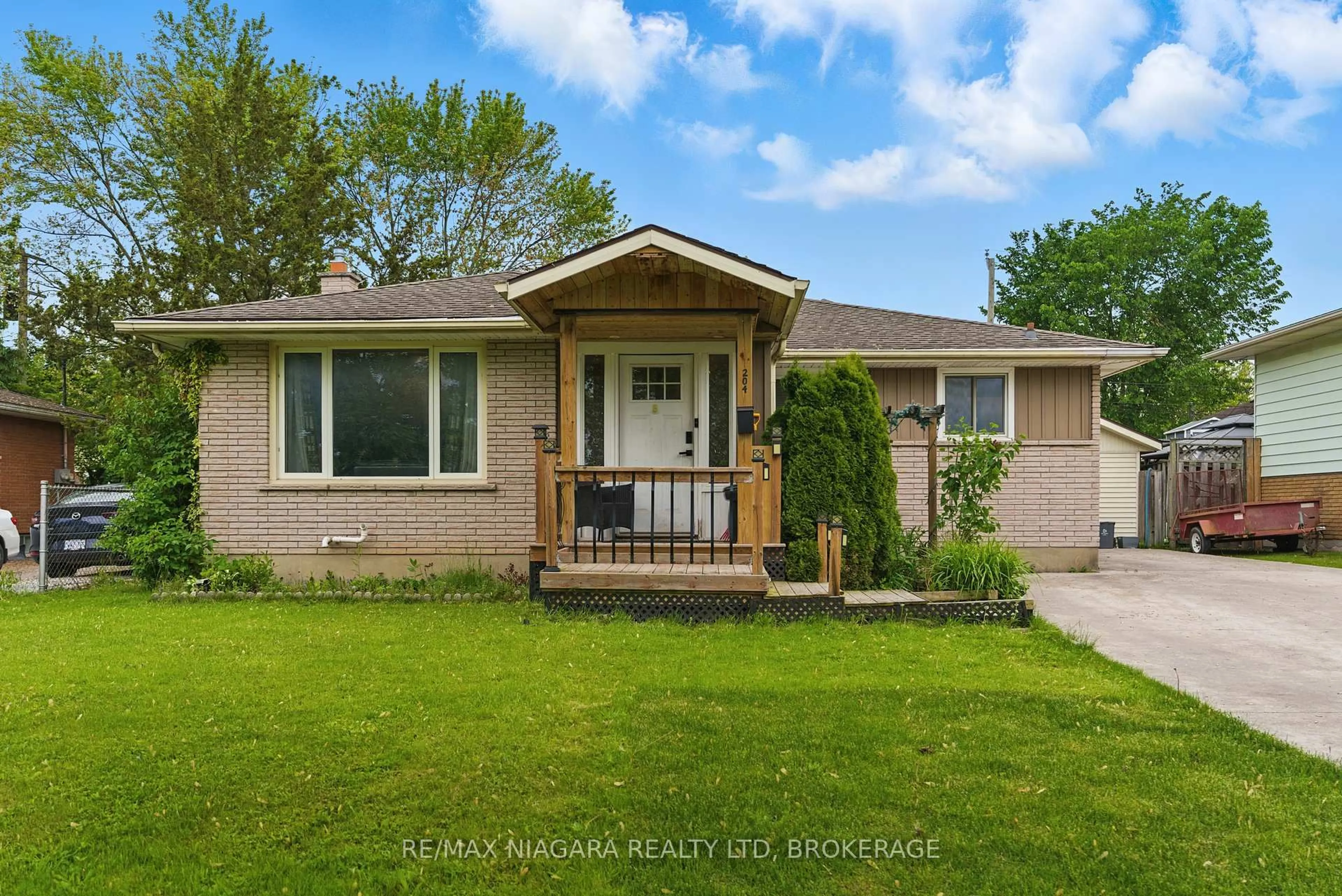 Home with vinyl exterior material, street for 204 Hildred St, Welland Ontario L3B 1N1
