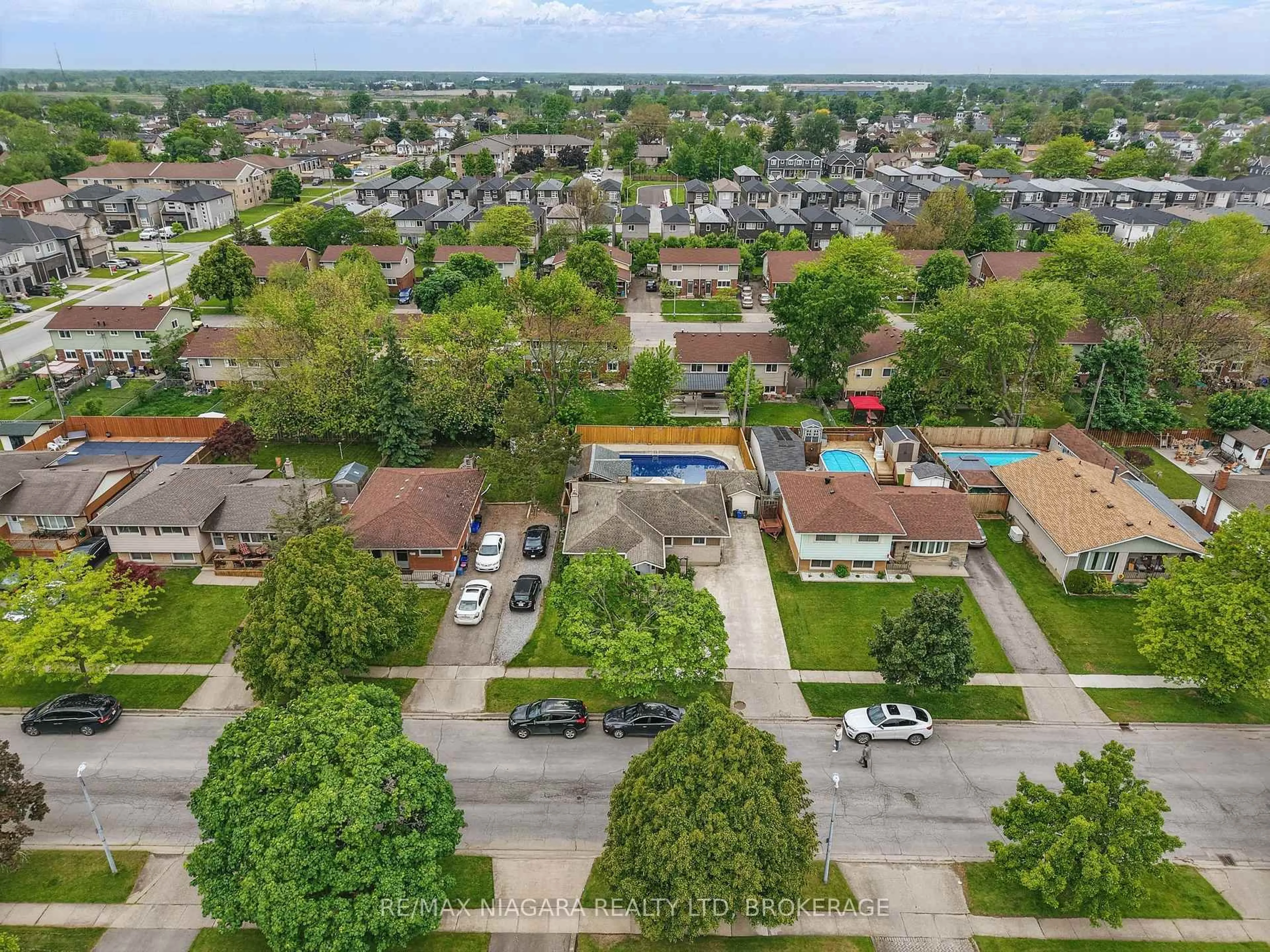 A pic from outside/outdoor area/front of a property/back of a property/a pic from drone, street for 204 Hildred St, Welland Ontario L3B 1N1