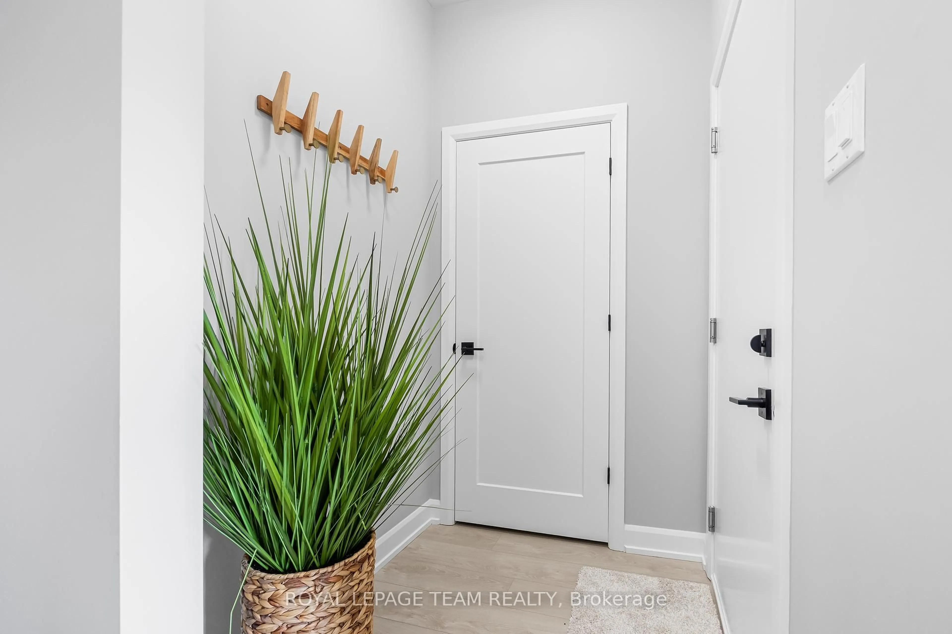 Indoor entryway for 328 Lewis St, Merrickville-Wolford Ontario K0G 1N0