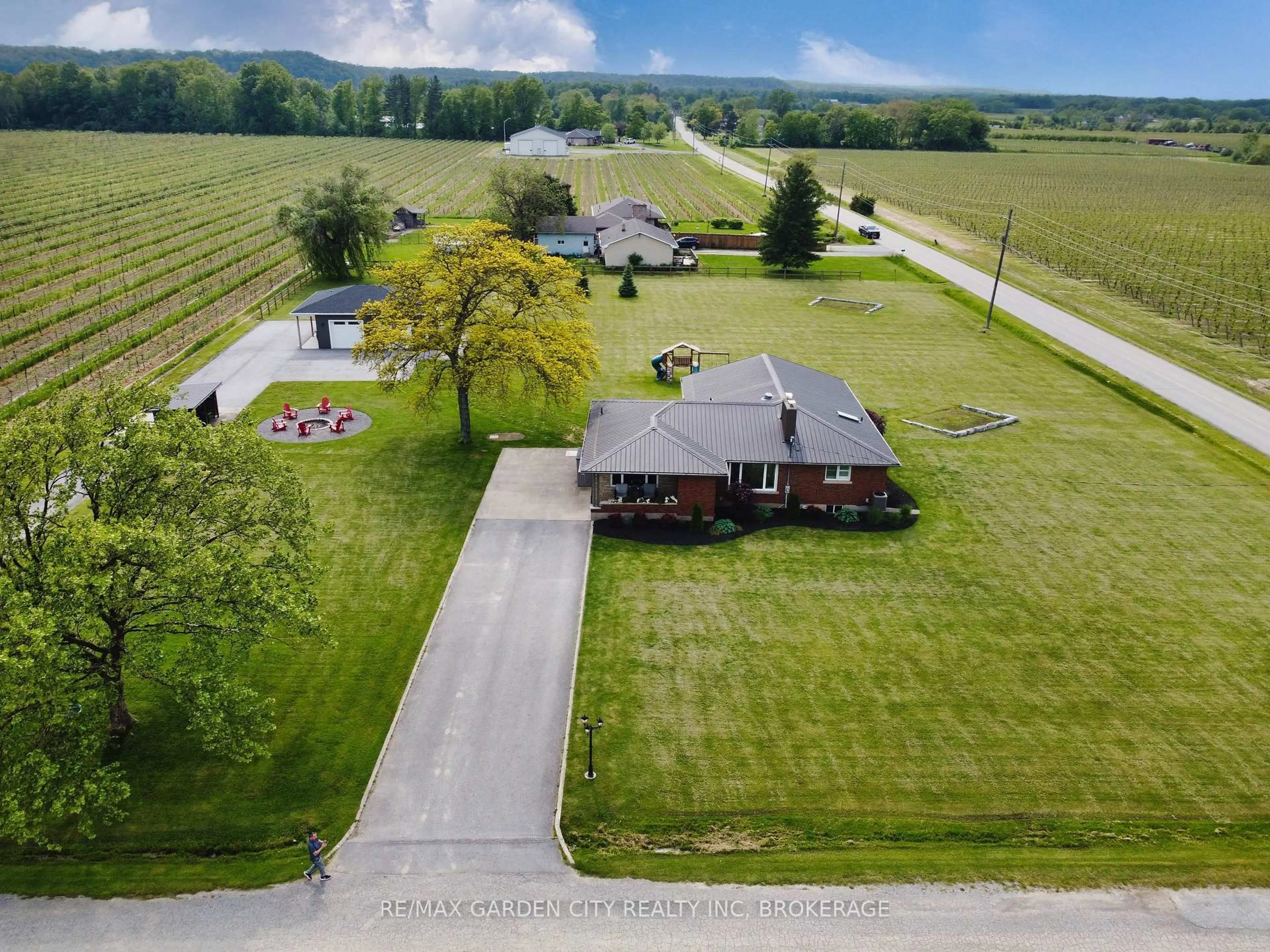 A pic from outside/outdoor area/front of a property/back of a property/a pic from drone, water/lake/river/ocean view for 2783 Third St, St. Catharines Ontario L2R 6P7